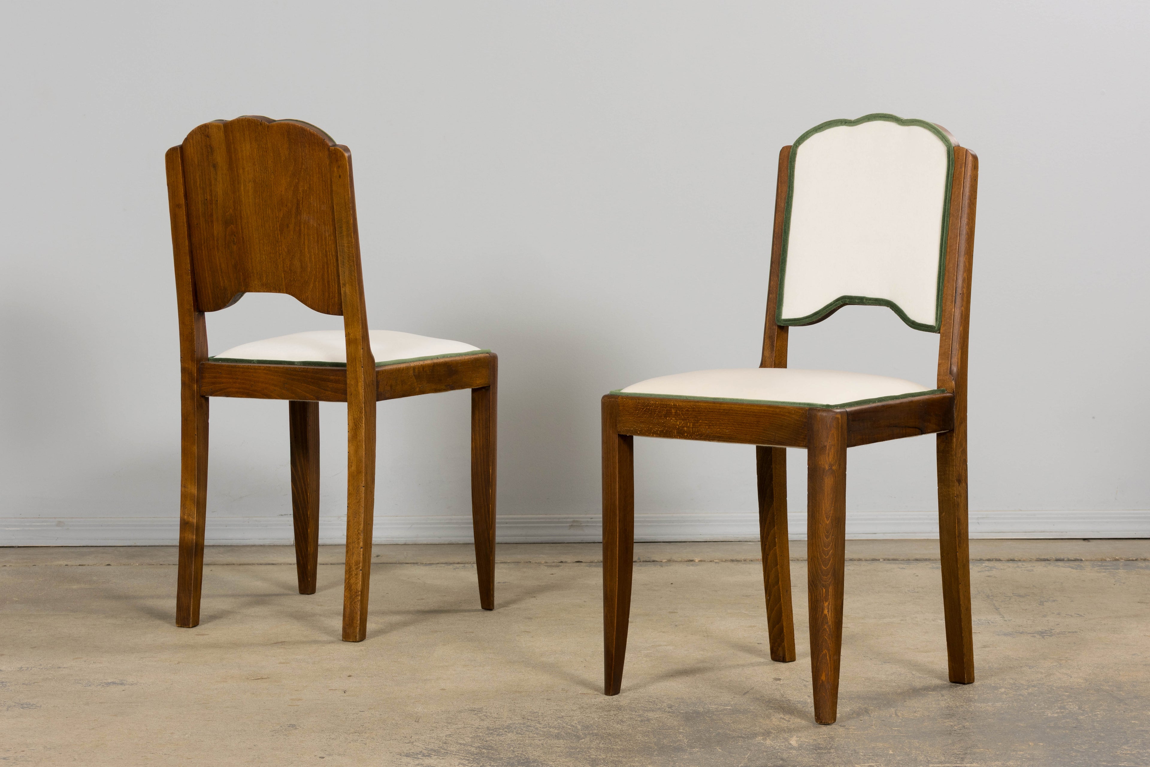 Set of Six 1930s French Art Deco Scalloped Backs Dining Chairs in Maple & Velvet