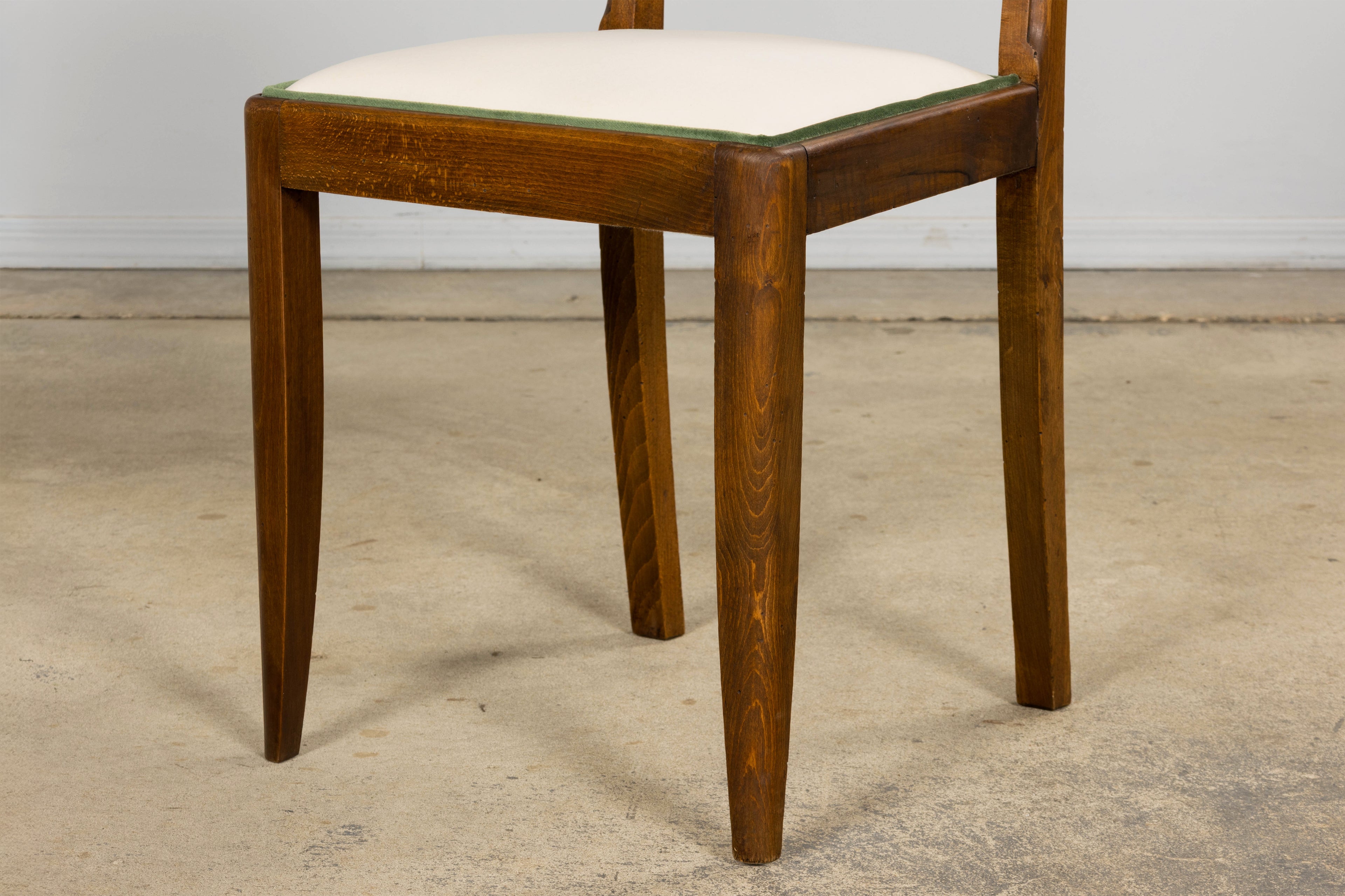 Set of Six 1930s French Art Deco Scalloped Backs Dining Chairs in Maple & Velvet