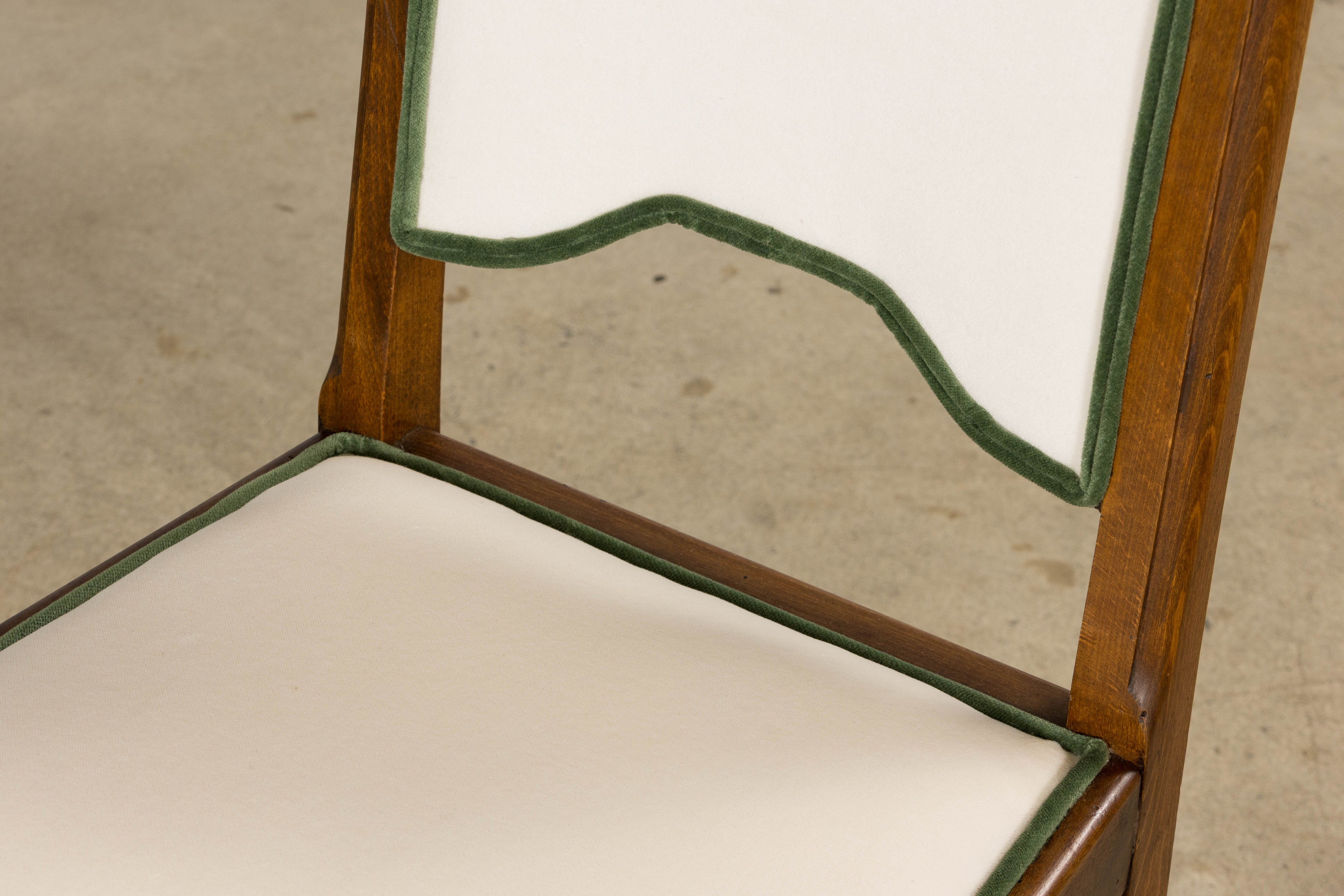 Set of Six 1930s French Art Deco Scalloped Backs Dining Chairs in Maple & Velvet