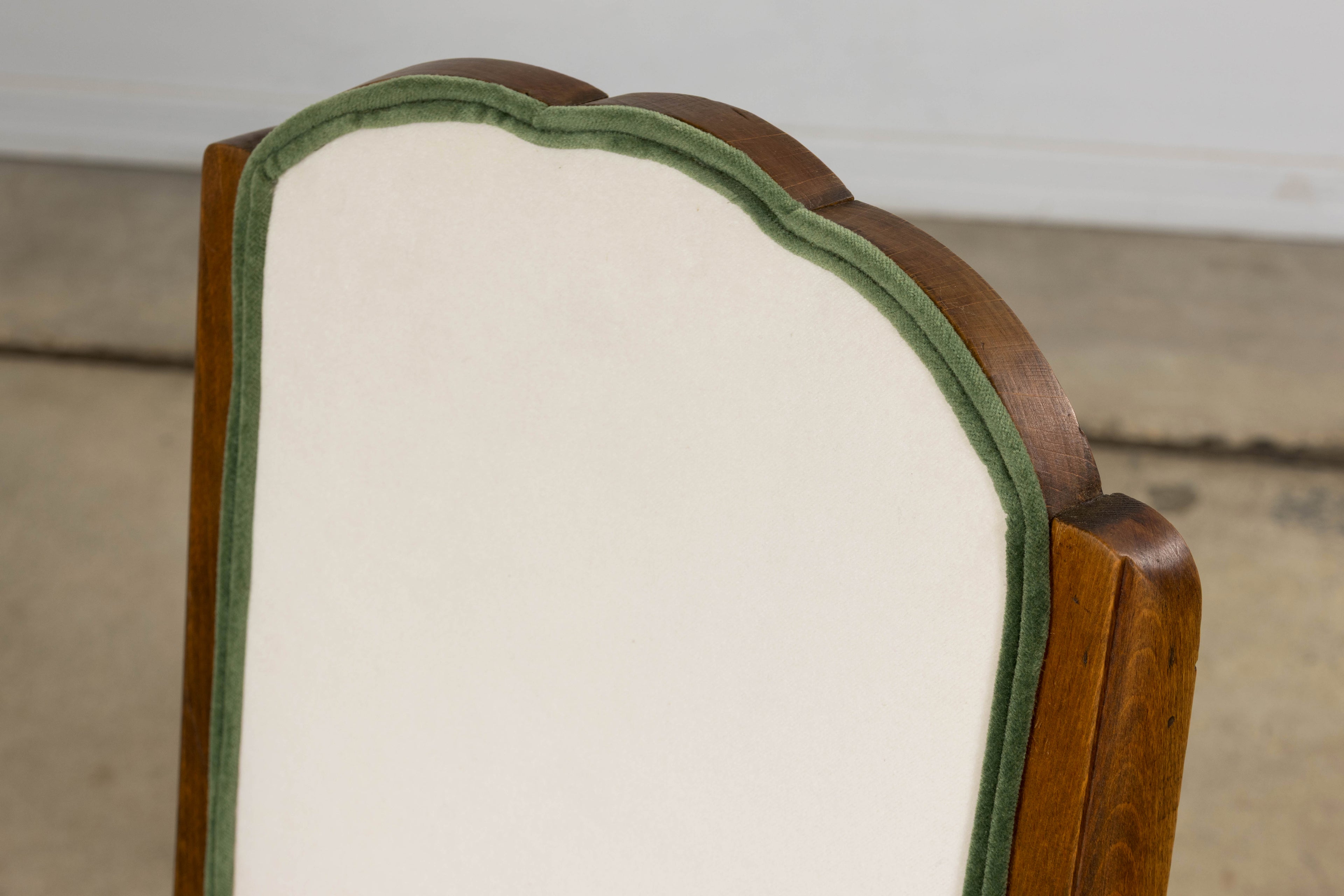 Set of Six 1930s French Art Deco Scalloped Backs Dining Chairs in Maple & Velvet