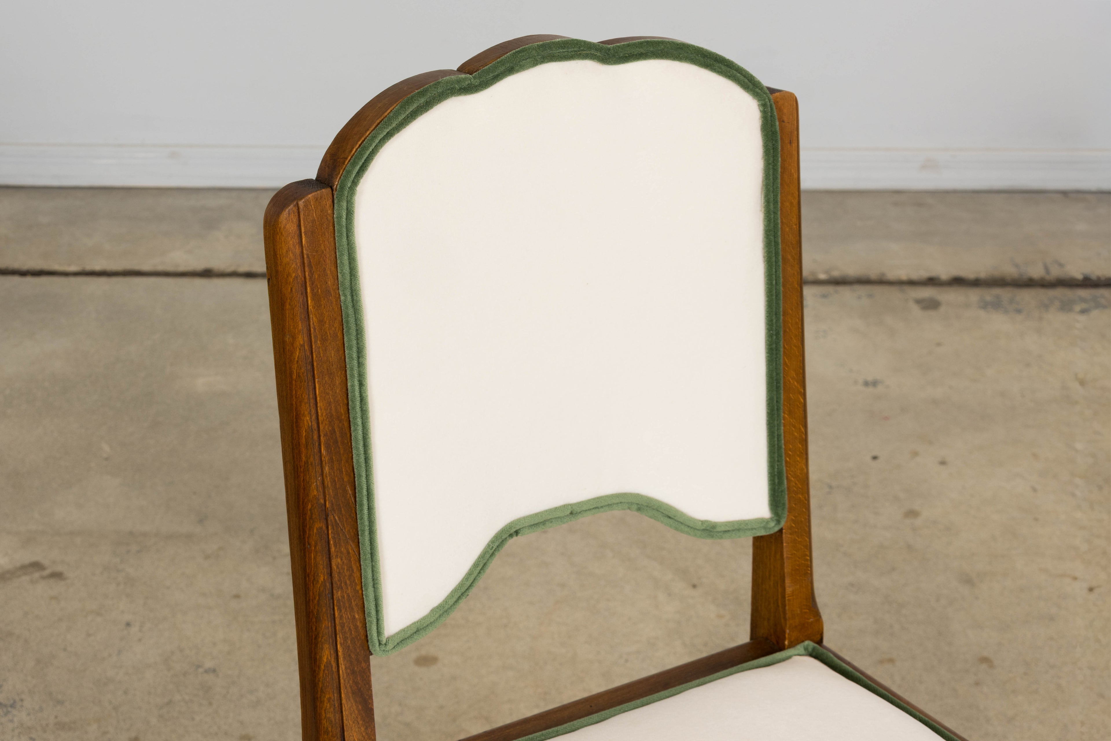 Set of Six 1930s French Art Deco Scalloped Backs Dining Chairs in Maple & Velvet