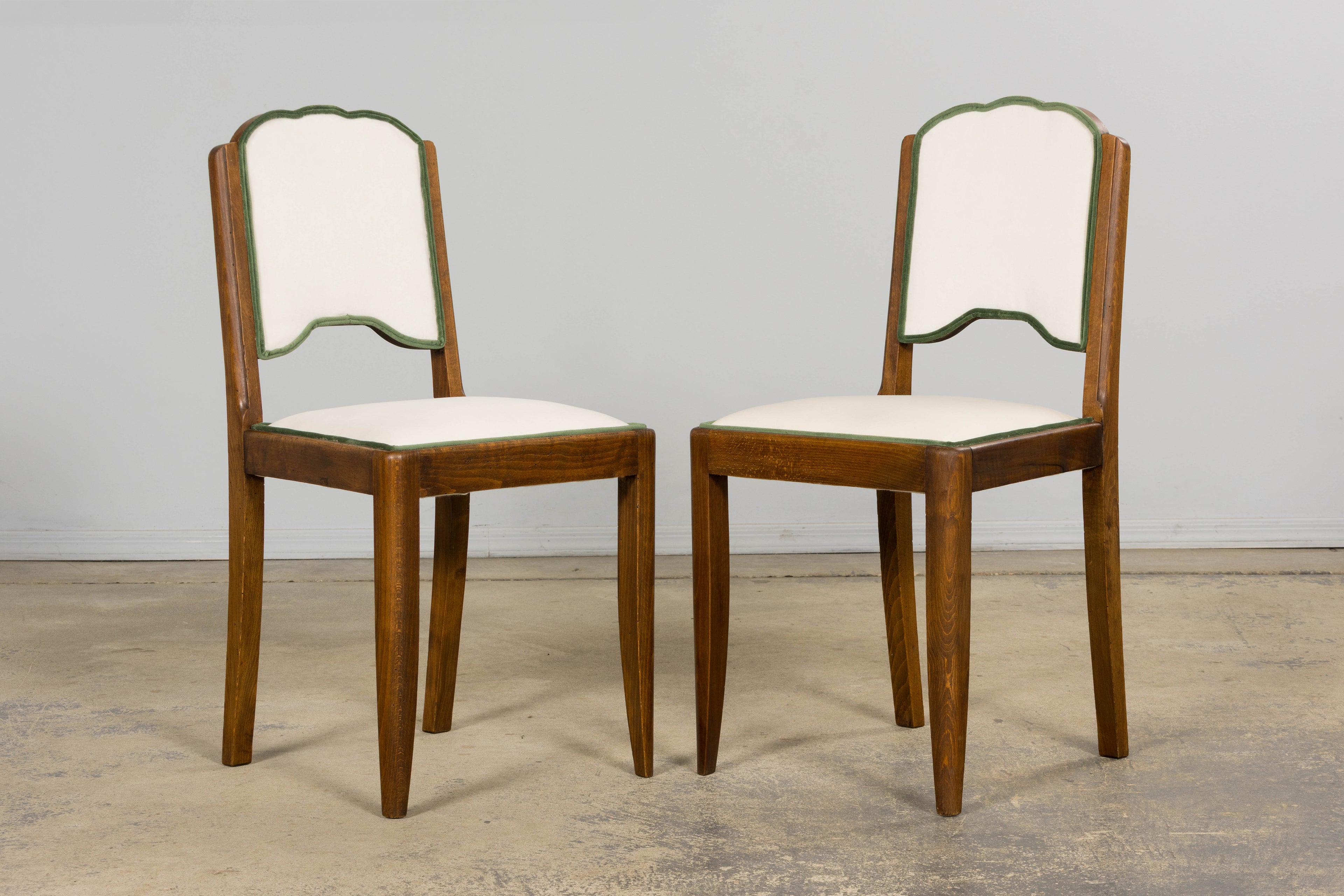 Set of Six 1930s French Art Deco Scalloped Backs Dining Chairs in Maple & Velvet
