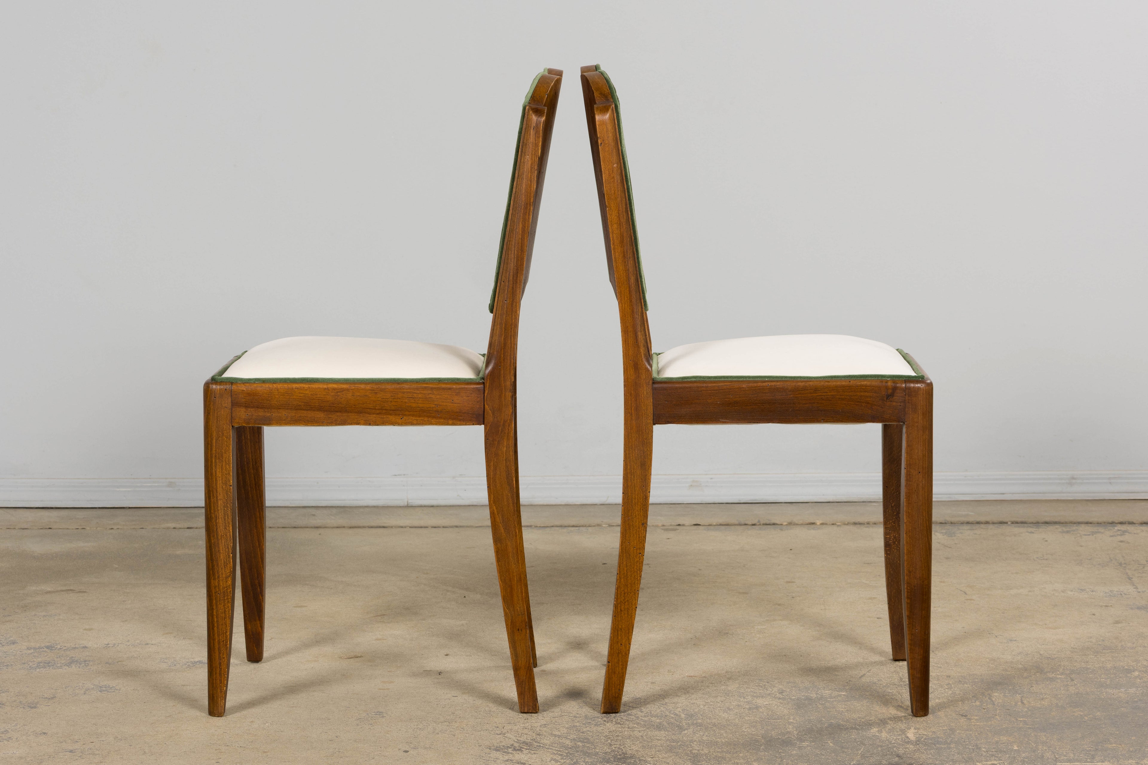 Set of Six 1930s French Art Deco Scalloped Backs Dining Chairs in Maple & Velvet