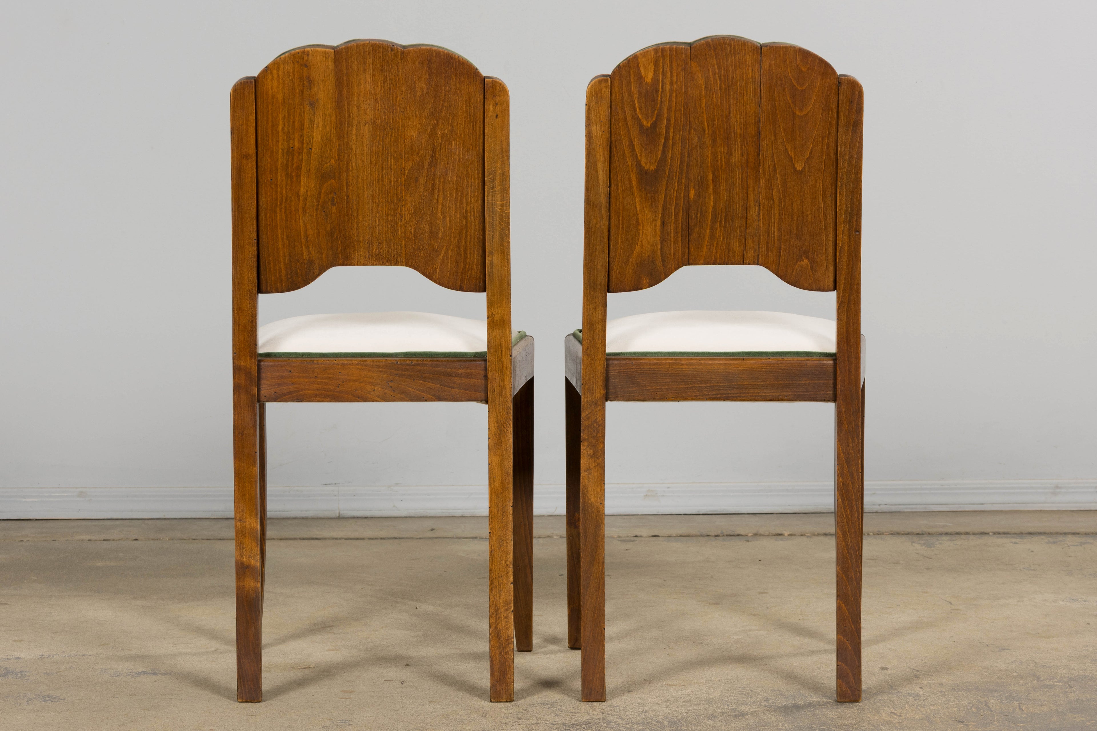 Set of Six 1930s French Art Deco Scalloped Backs Dining Chairs in Maple & Velvet
