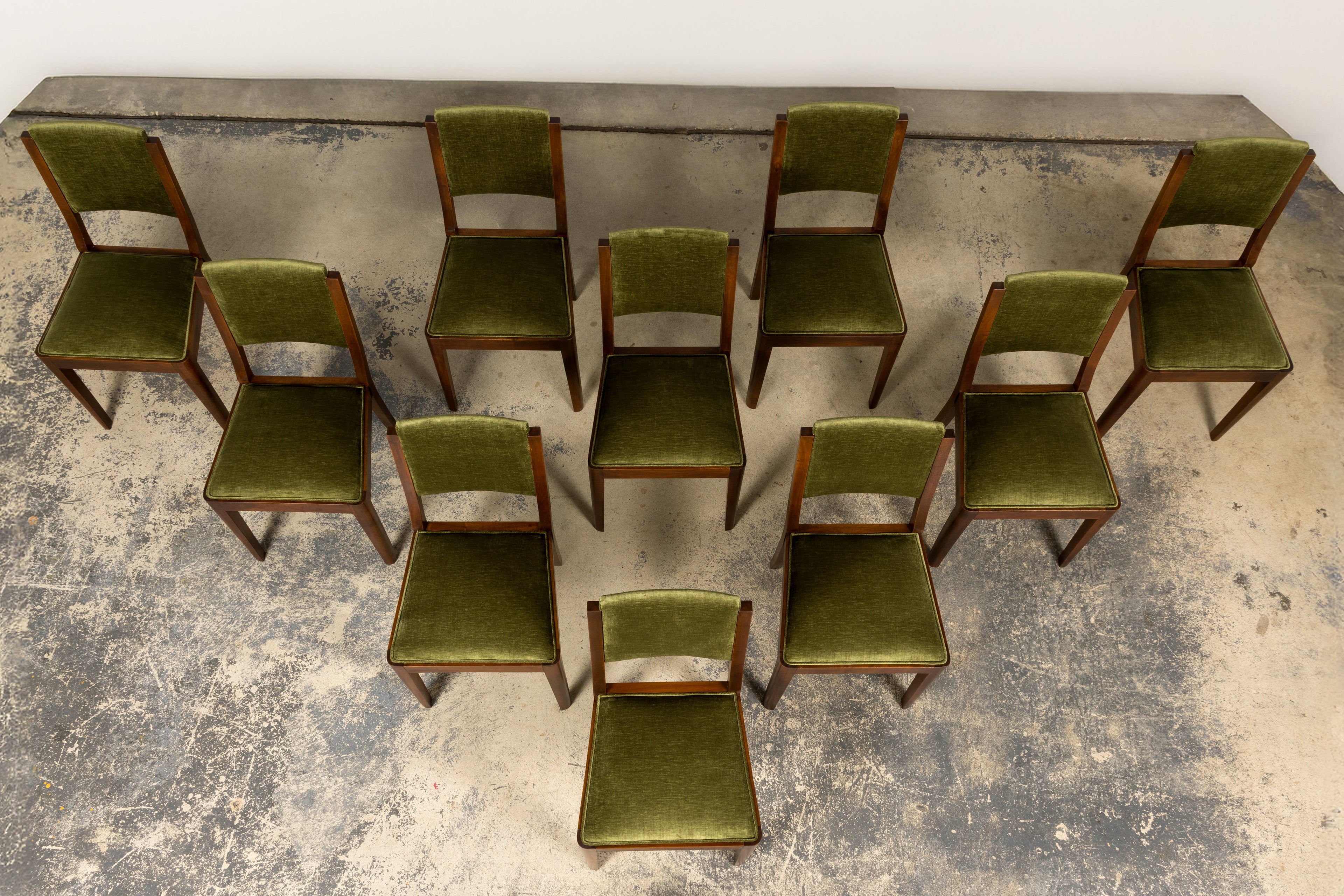 1930s French Art Deco Walnut Dining Chairs in Olive Green Velvet – Set of 10