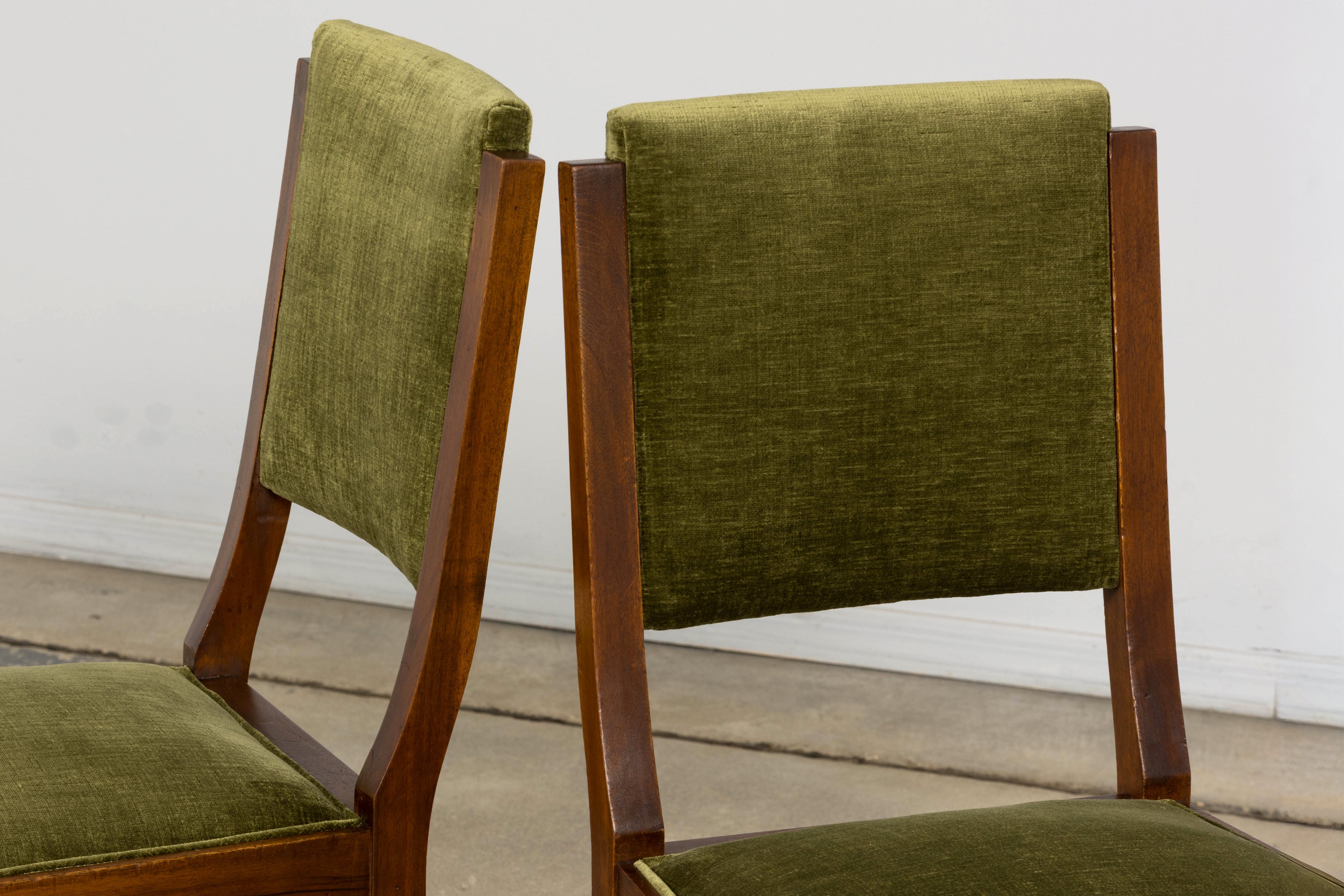 1930s French Art Deco Walnut Dining Chairs in Olive Green Velvet – Set of 10