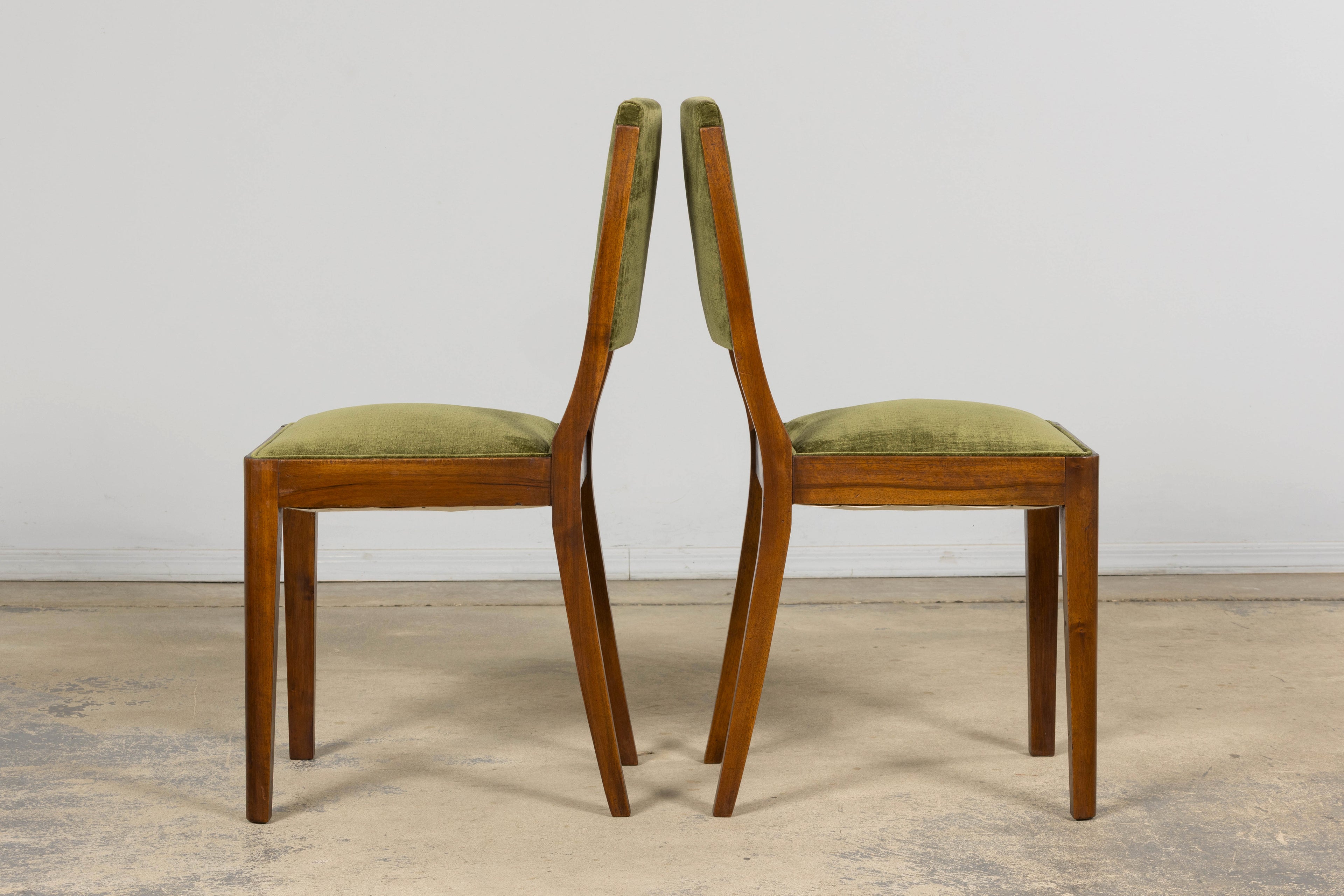 1930s French Art Deco Walnut Dining Chairs in Olive Green Velvet – Set of 10