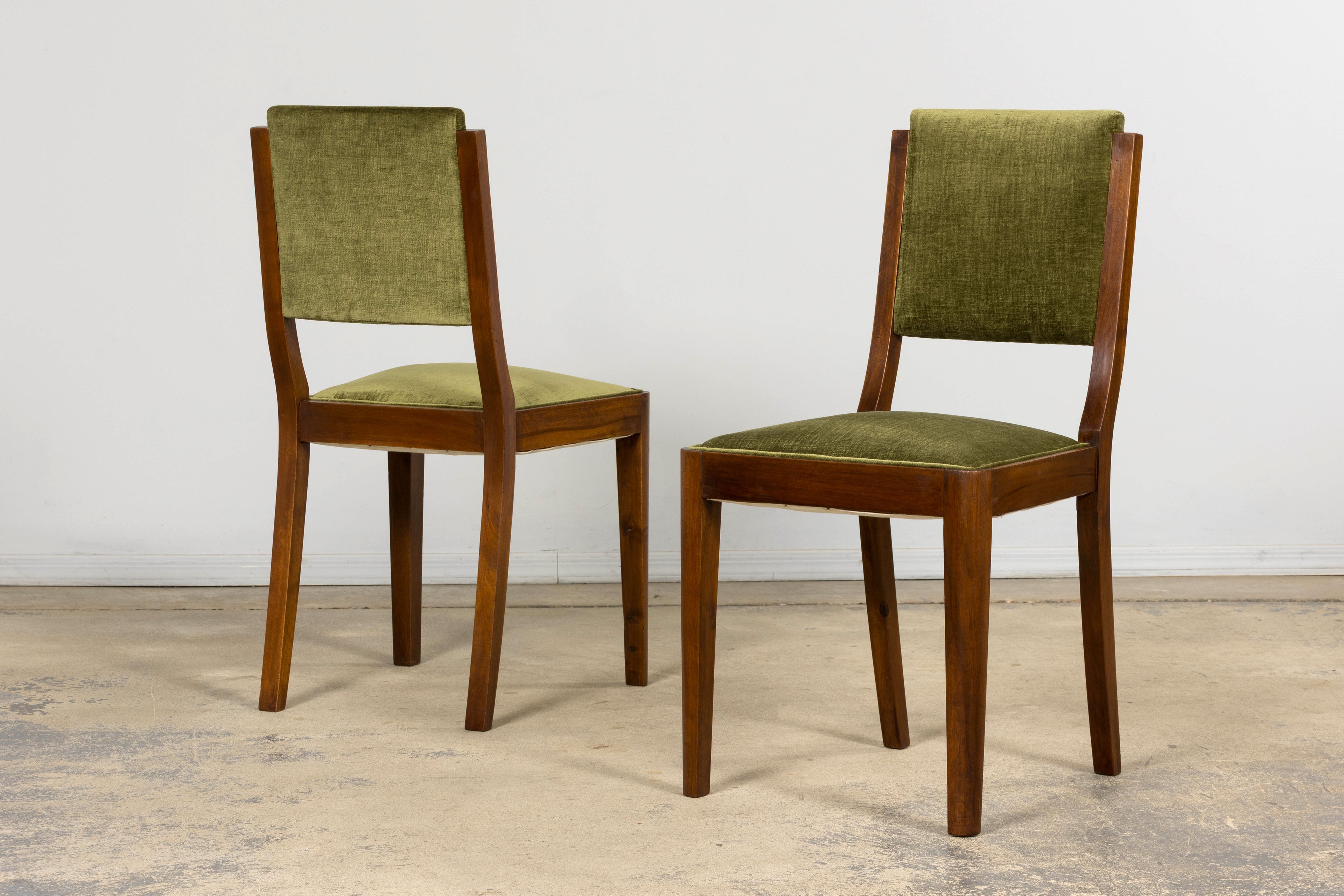 1930s French Art Deco Walnut Dining Chairs in Olive Green Velvet – Set of 10