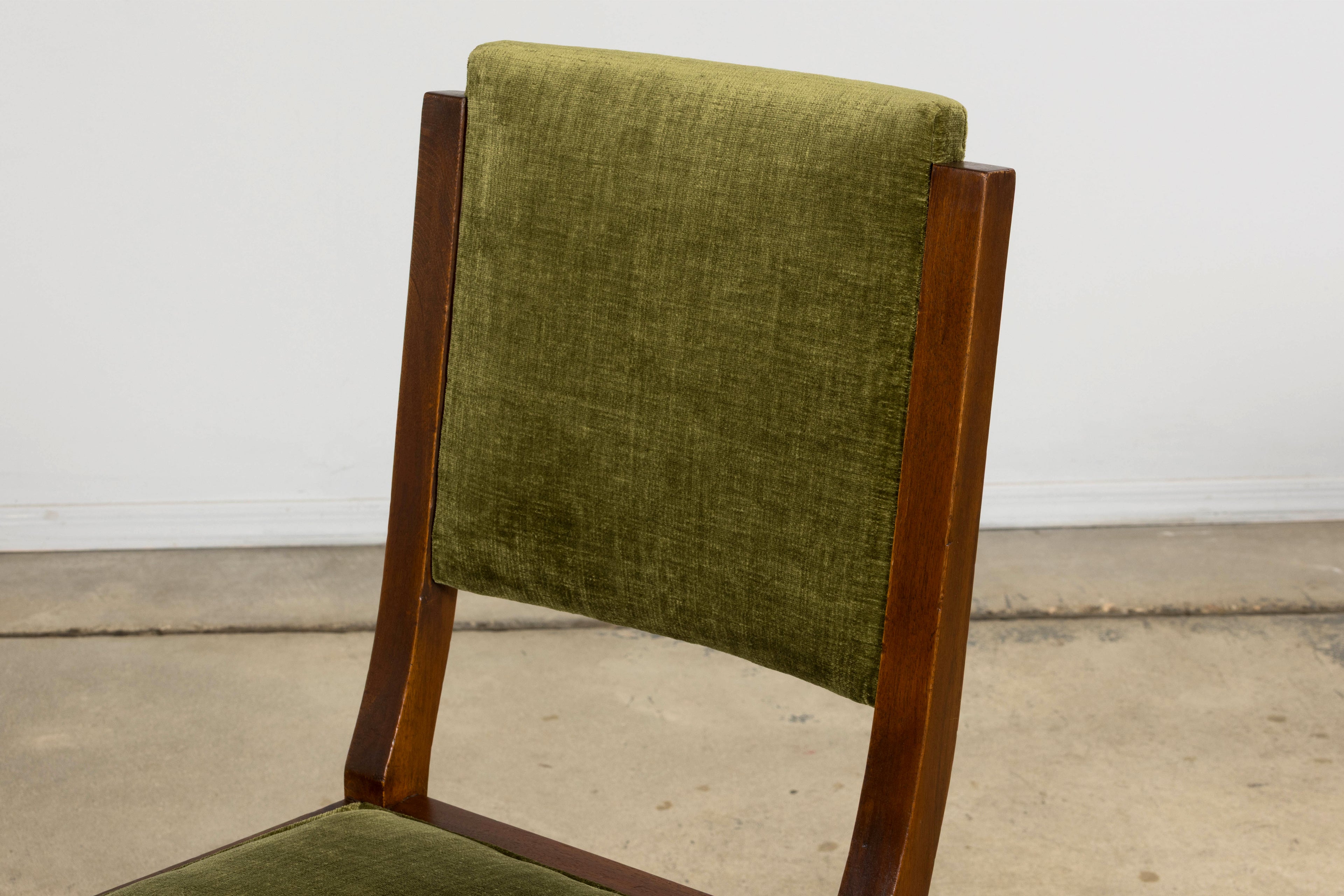 1930s French Art Deco Walnut Dining Chairs in Olive Green Velvet – Set of 10