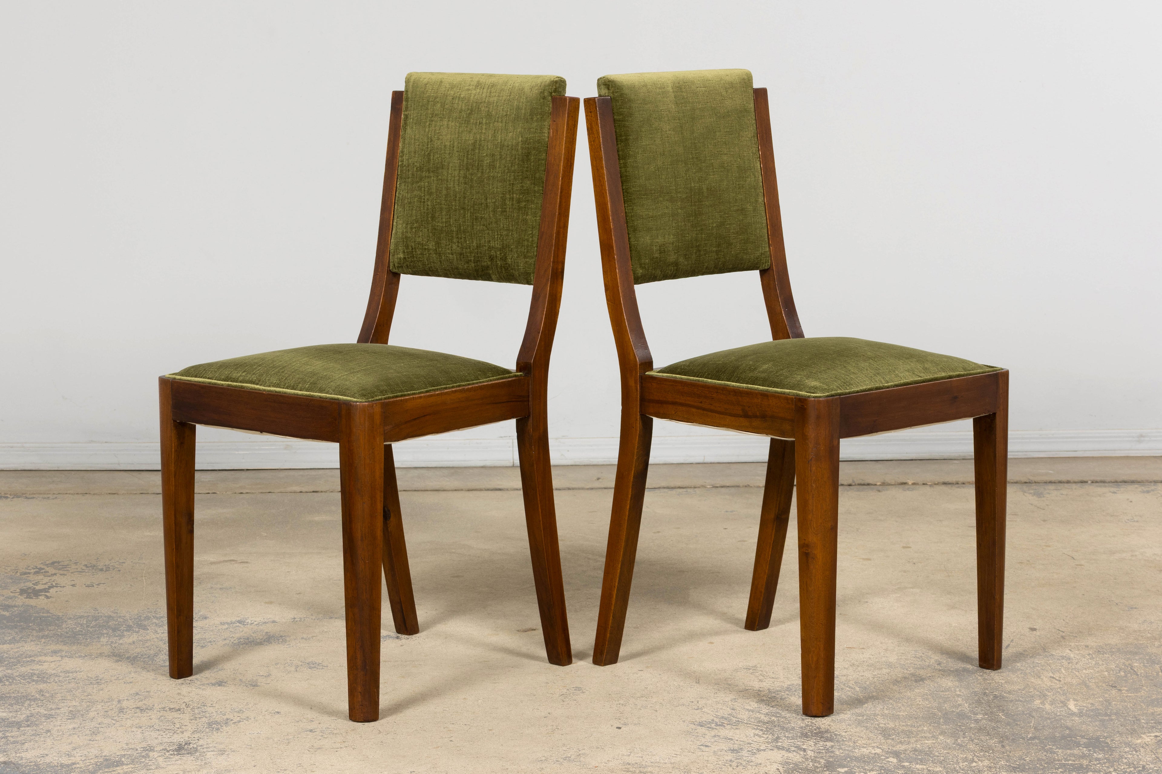 1930s French Art Deco Walnut Dining Chairs in Olive Green Velvet – Set of 10