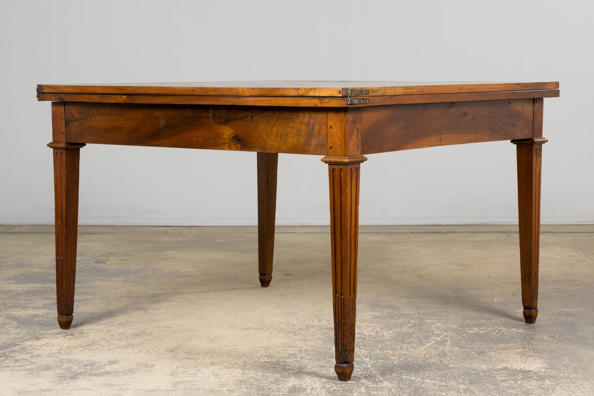 19th Century French Neoclassical Louis XVI Walnut Extendable Dining Table