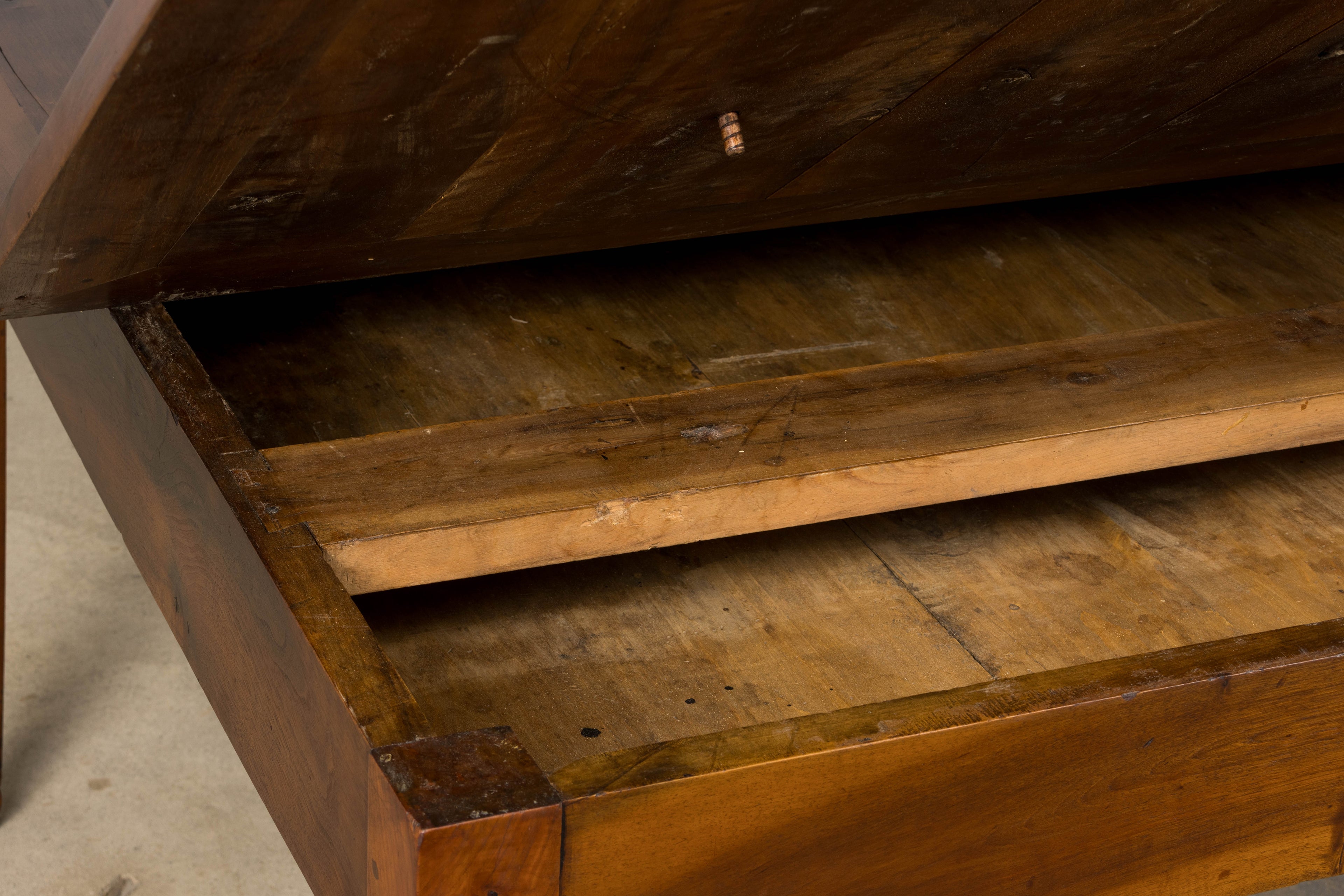 19th Century French Neoclassical Louis XVI Walnut Extendable Dining Table