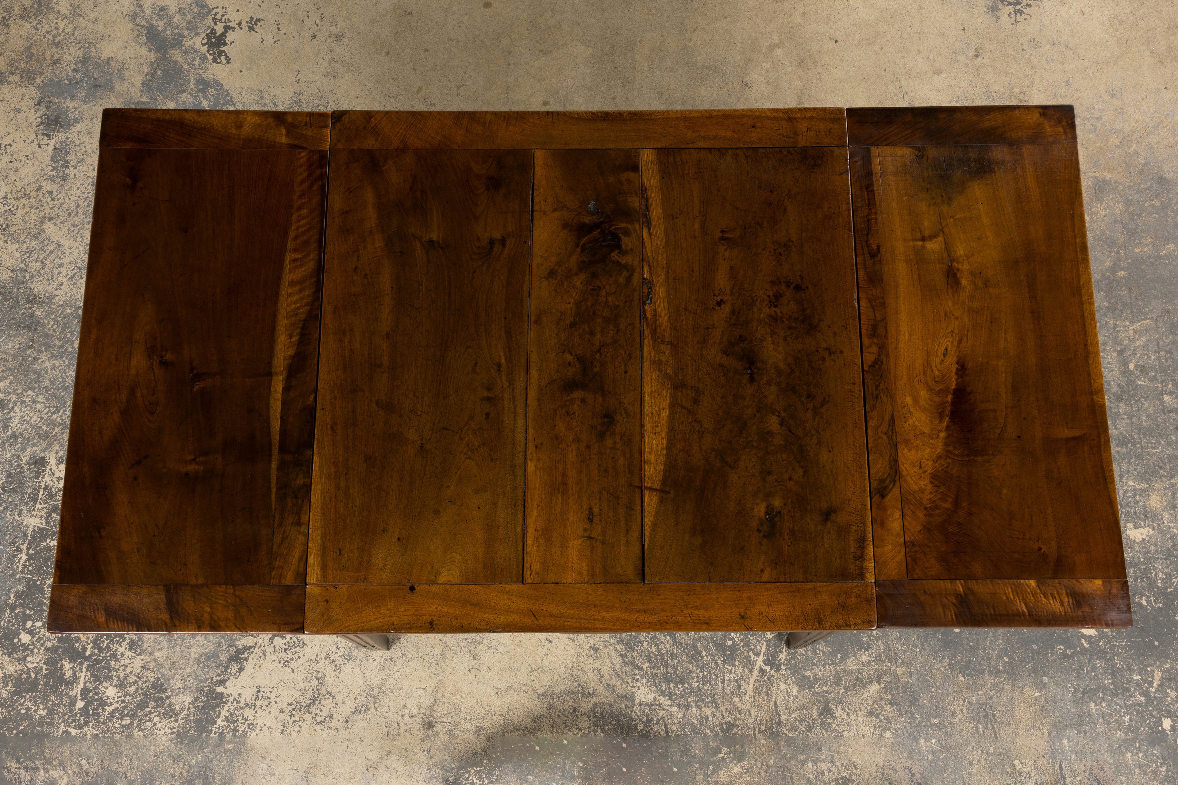 19th Century French Neoclassical Louis XVI Walnut Extending Dining Table