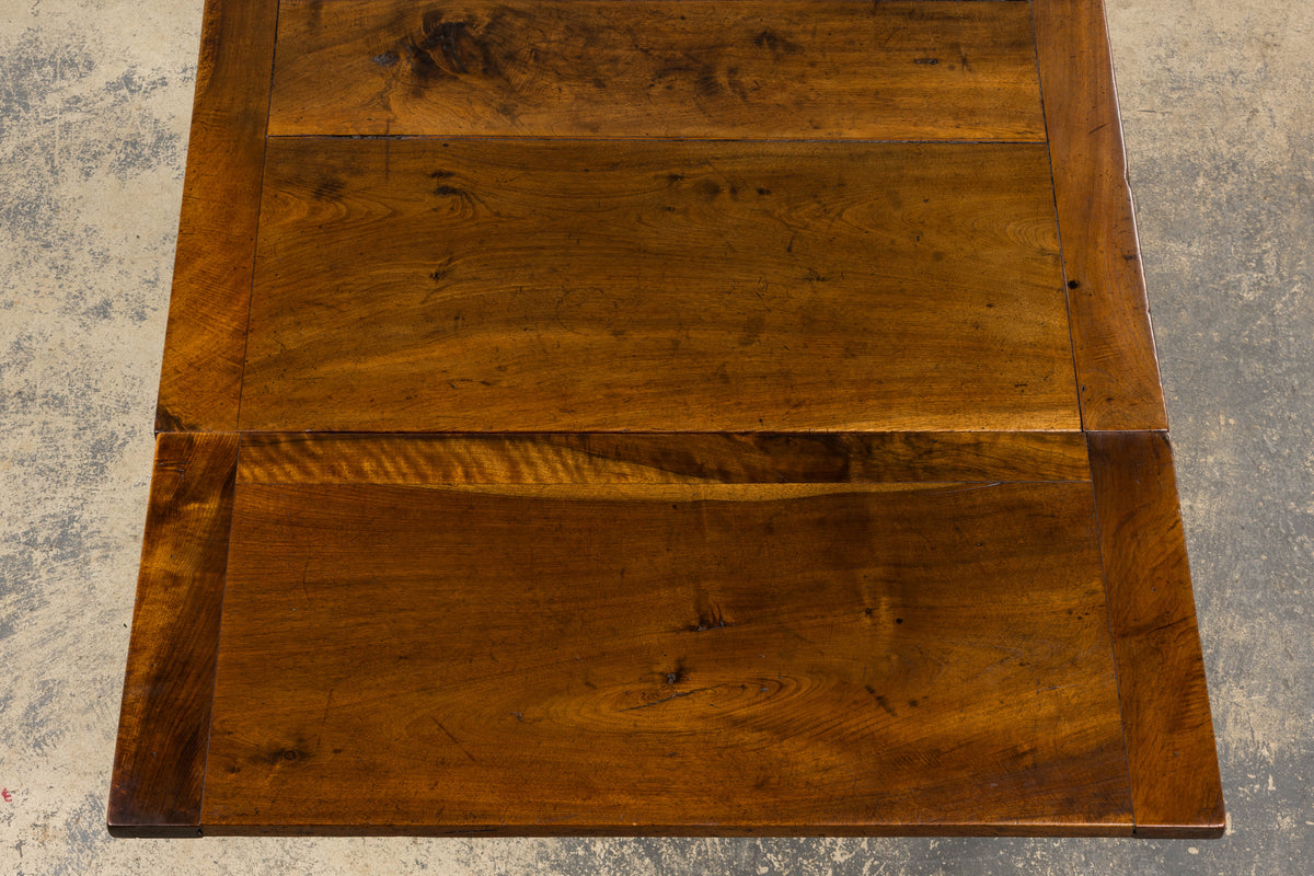 19th Century French Neoclassical Louis XVI Walnut Extending Dining Table