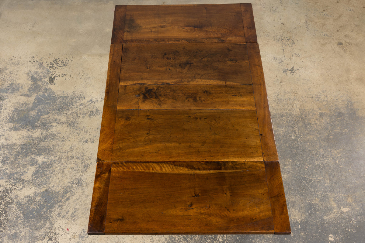 19th Century French Neoclassical Louis XVI Walnut Extending Dining Table