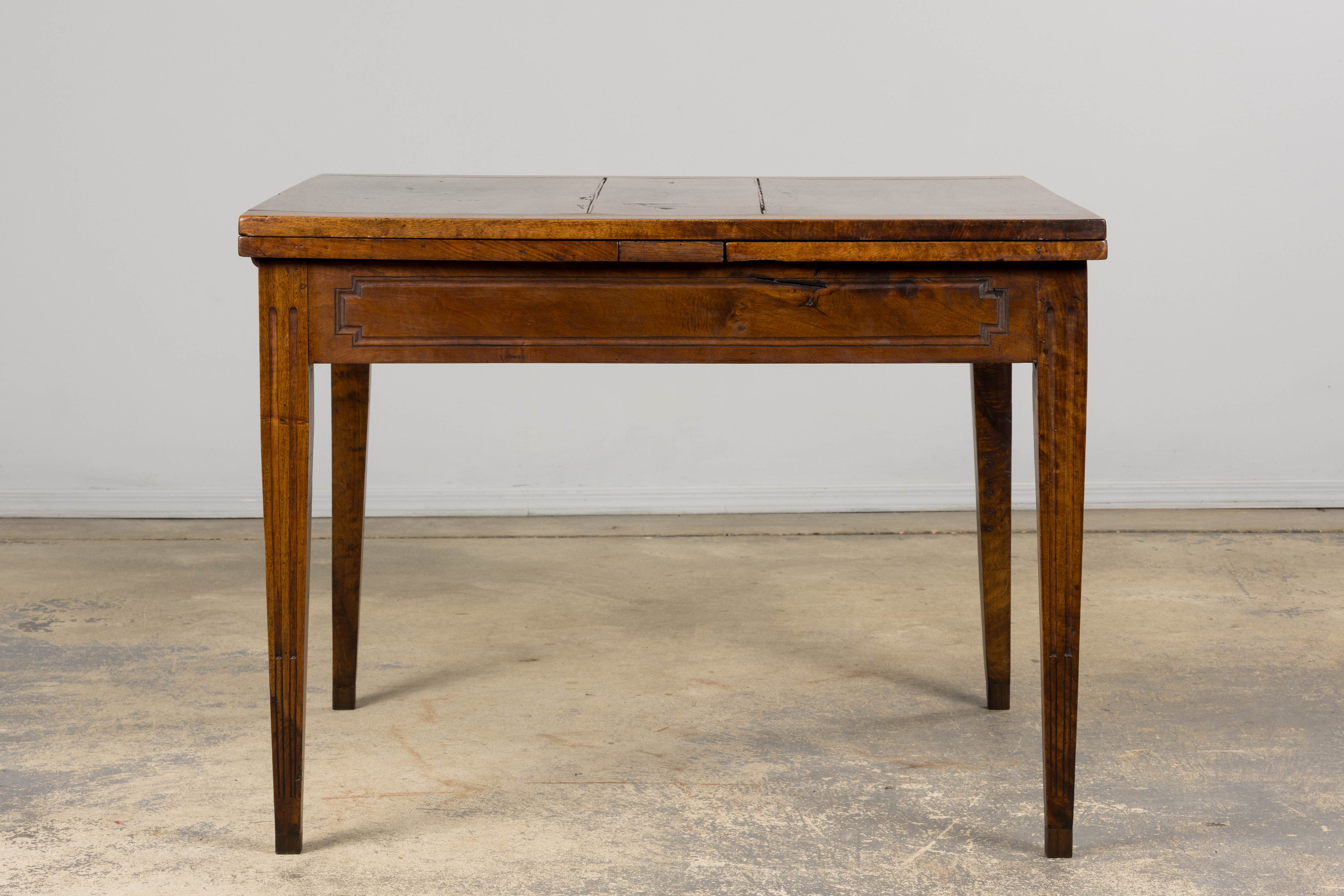 19th Century French Neoclassical Louis XVI Walnut Extending Dining Table