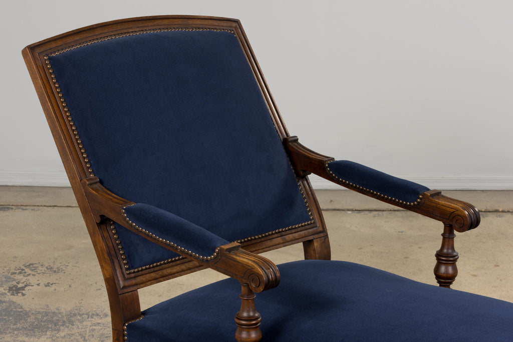 19th Century French Napoleon III Walnut Chaise Lounge in Blue Velvet