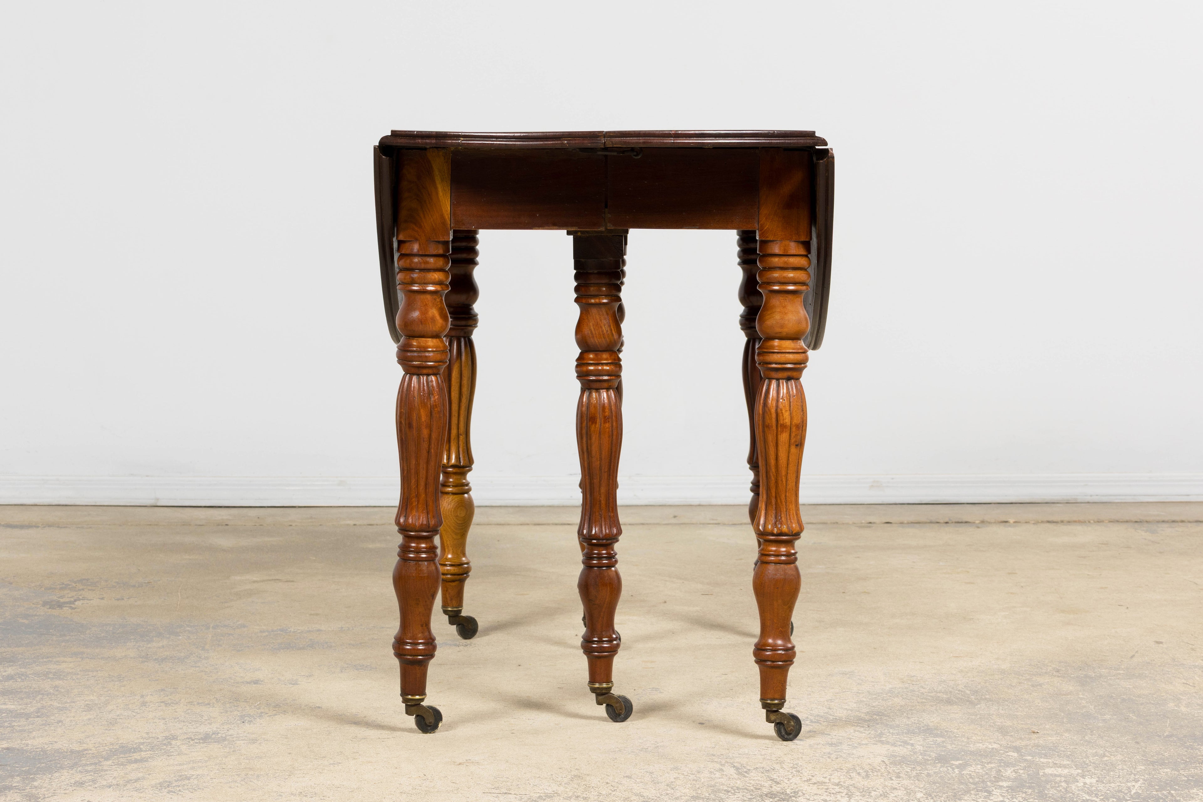 Antique English Victorian Drop-Leaf Dining Table in Mahogany, Late 19th Century