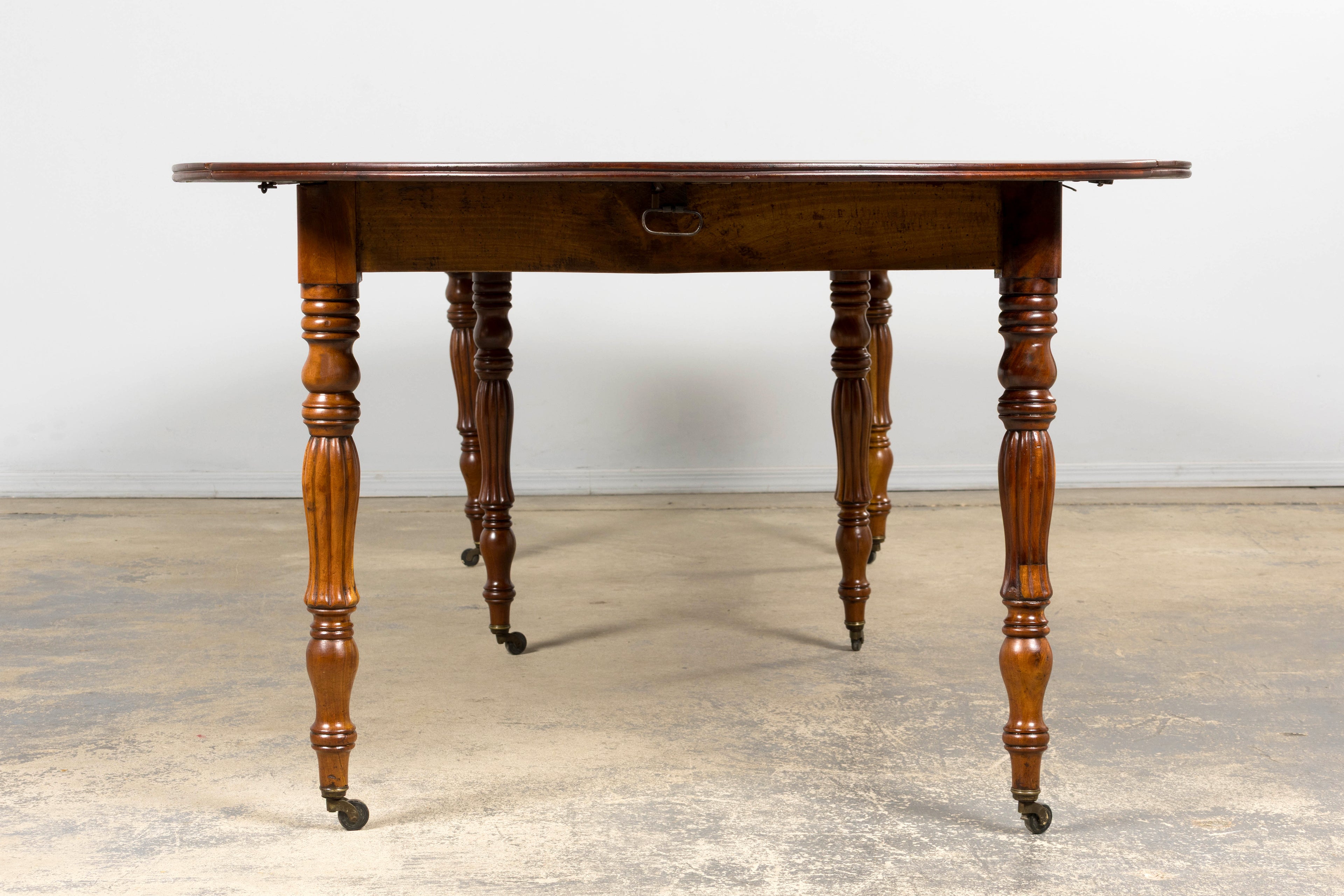 Antique English Victorian Drop-Leaf Dining Table in Mahogany, Late 19th Century