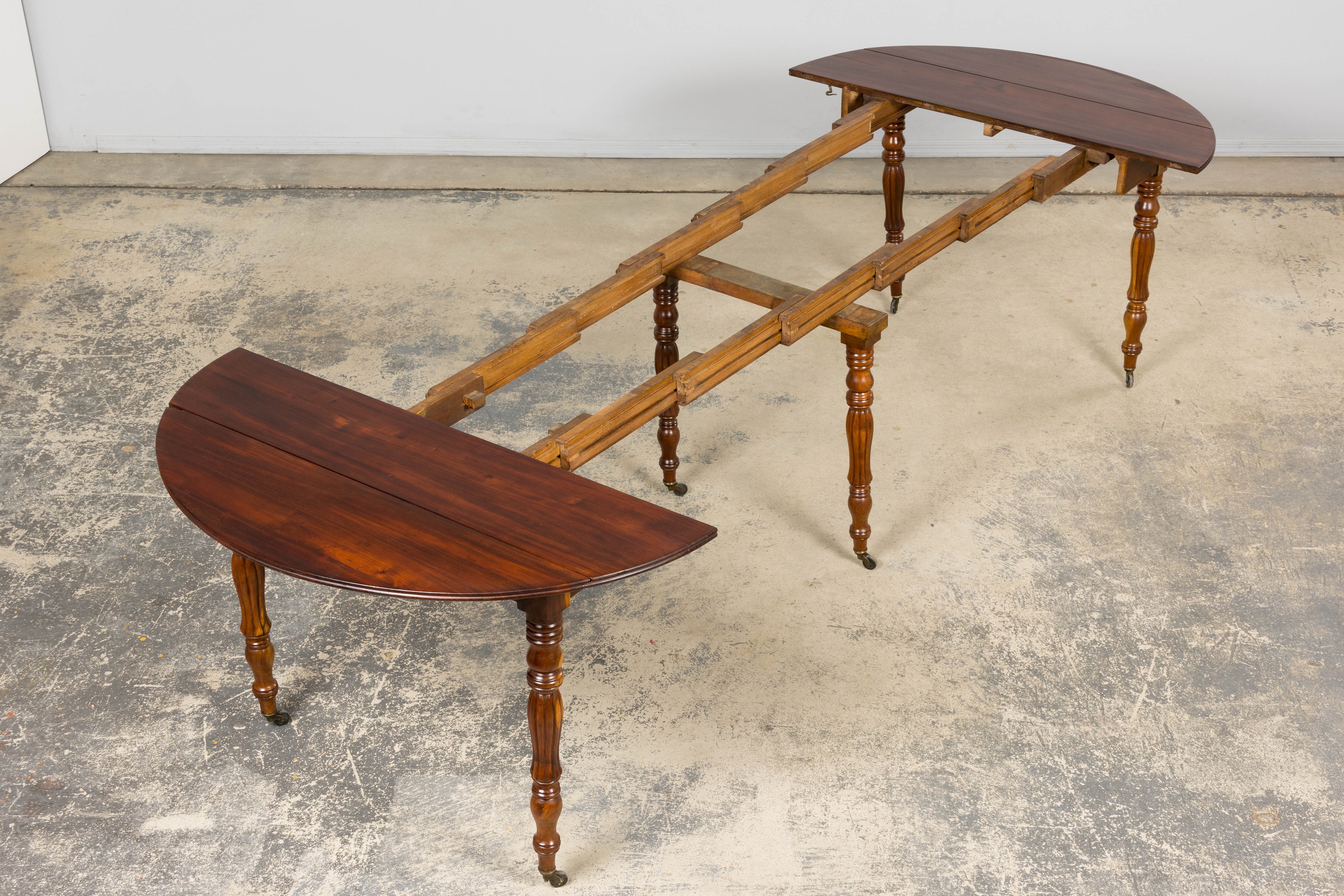 Antique English Victorian Drop-Leaf Dining Table in Mahogany, Late 19th Century