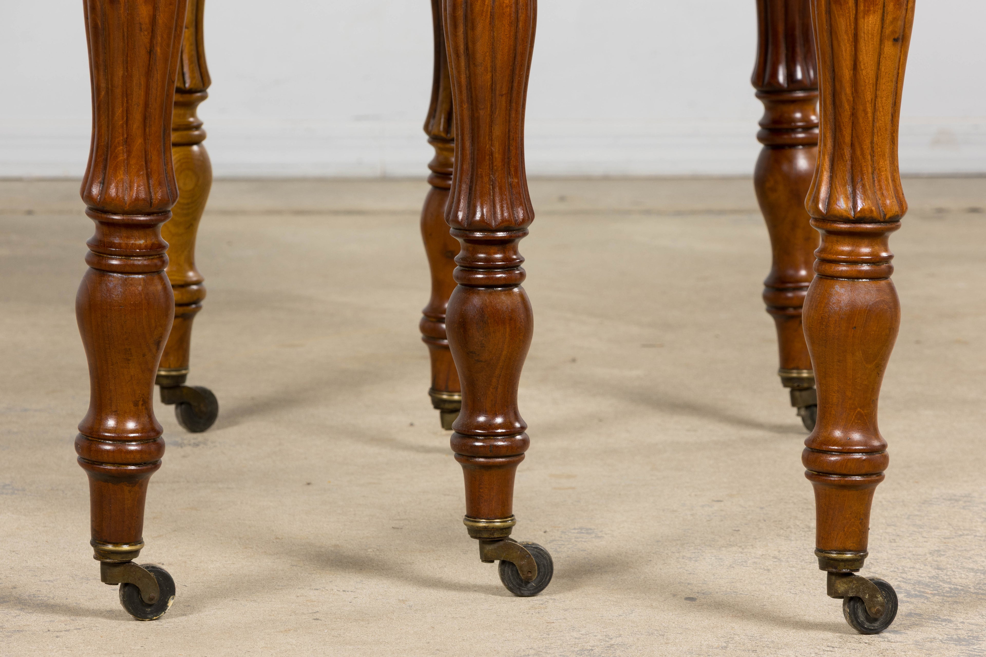 Antique English Victorian Drop-Leaf Dining Table in Mahogany, Late 19th Century