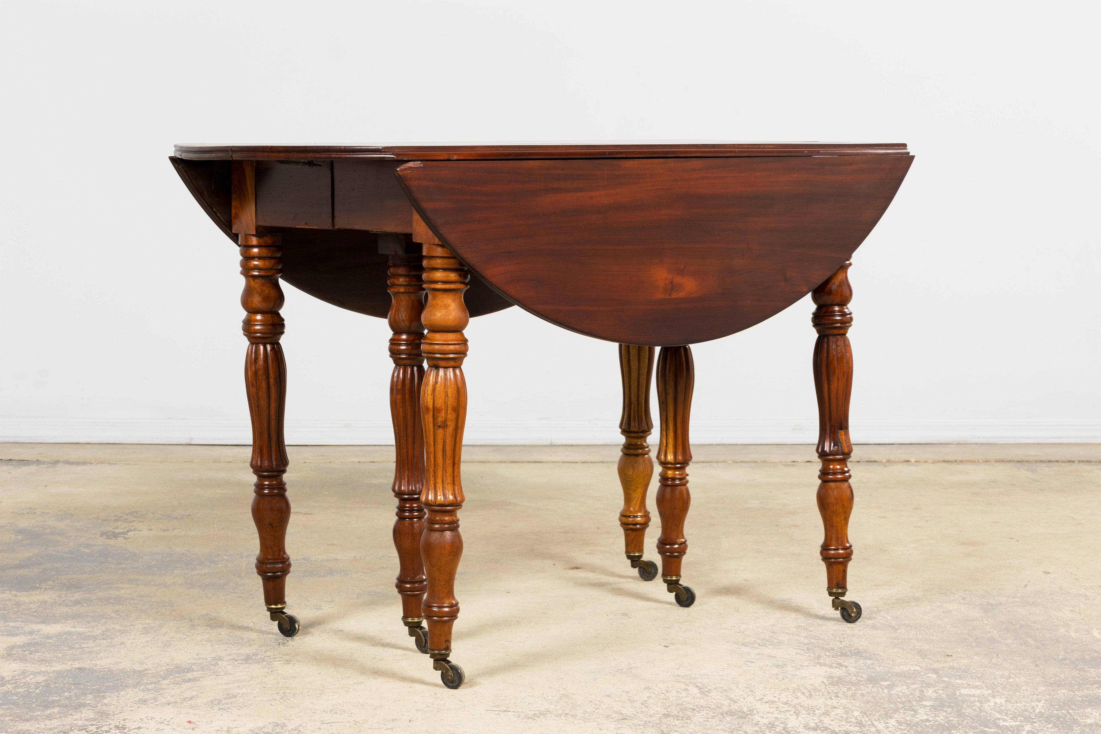 Antique English Victorian Drop-Leaf Dining Table in Mahogany, Late 19th Century