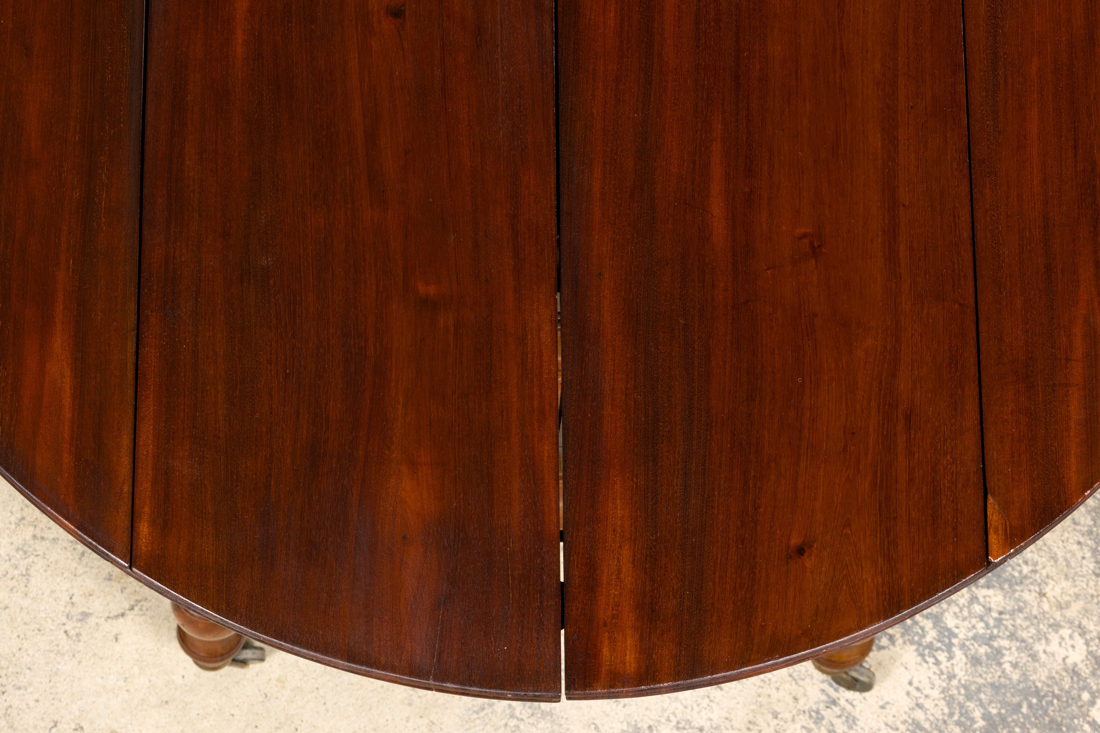 Antique English Victorian Drop-Leaf Dining Table in Mahogany, Late 19th Century