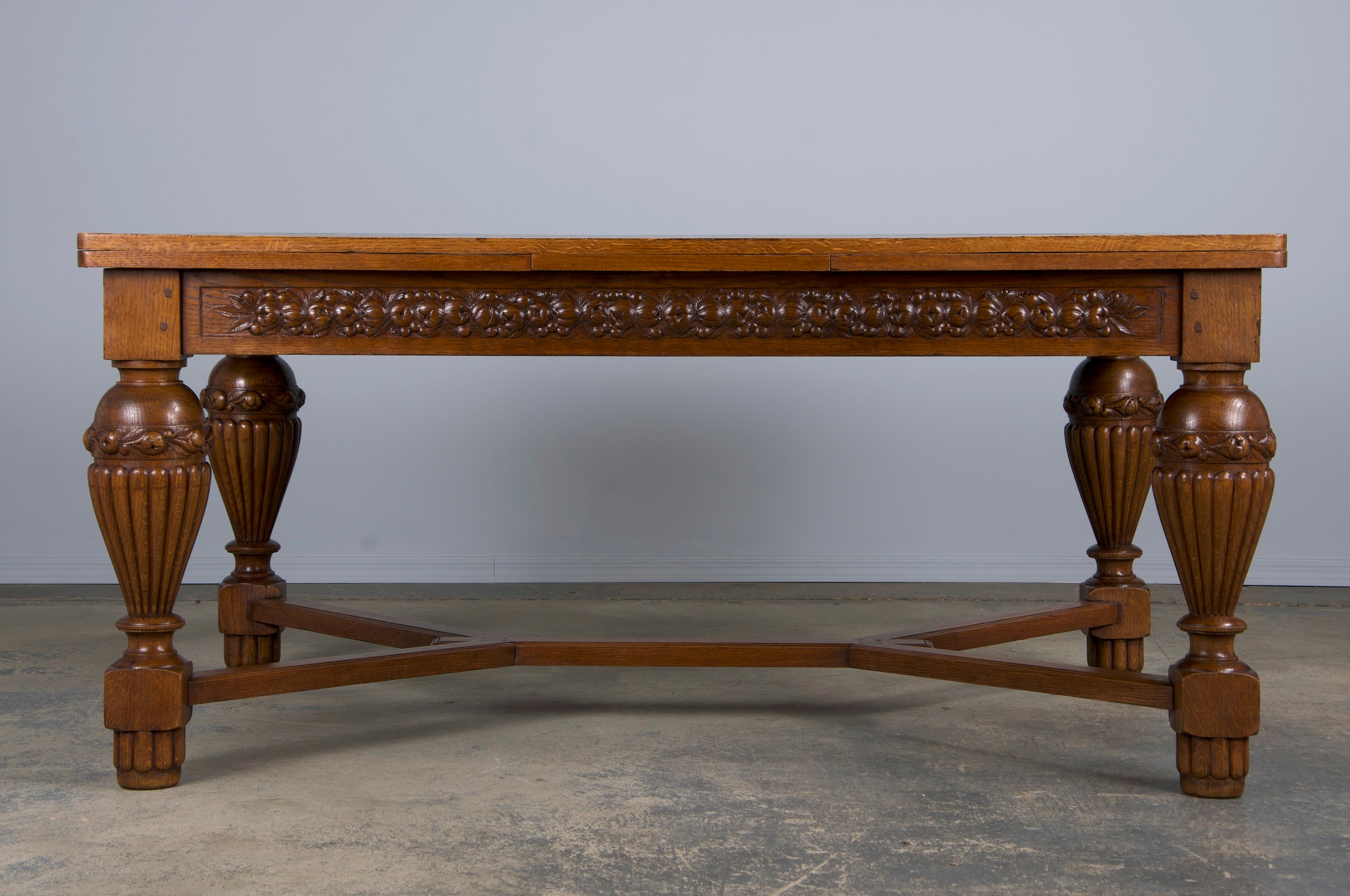 1930s French Art Deco Oak Extendable Dining Table