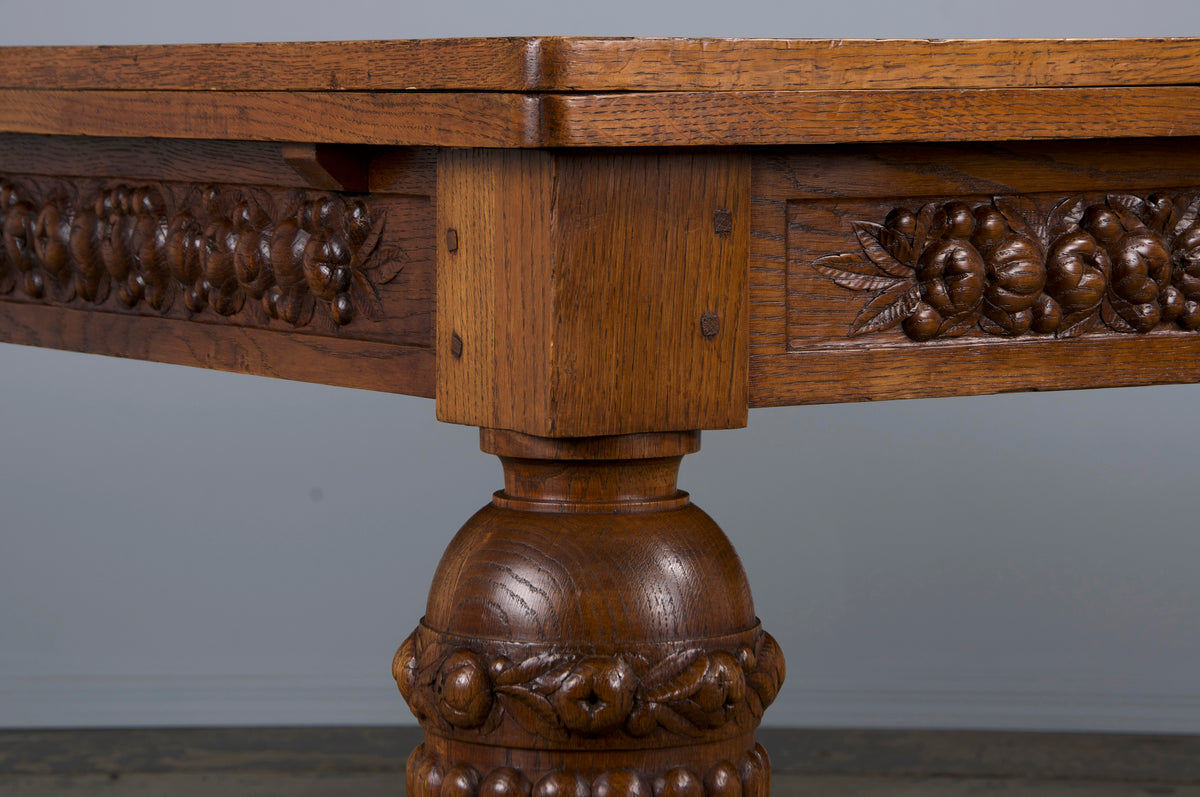 1930s French Art Deco Oak Extendable Dining Table