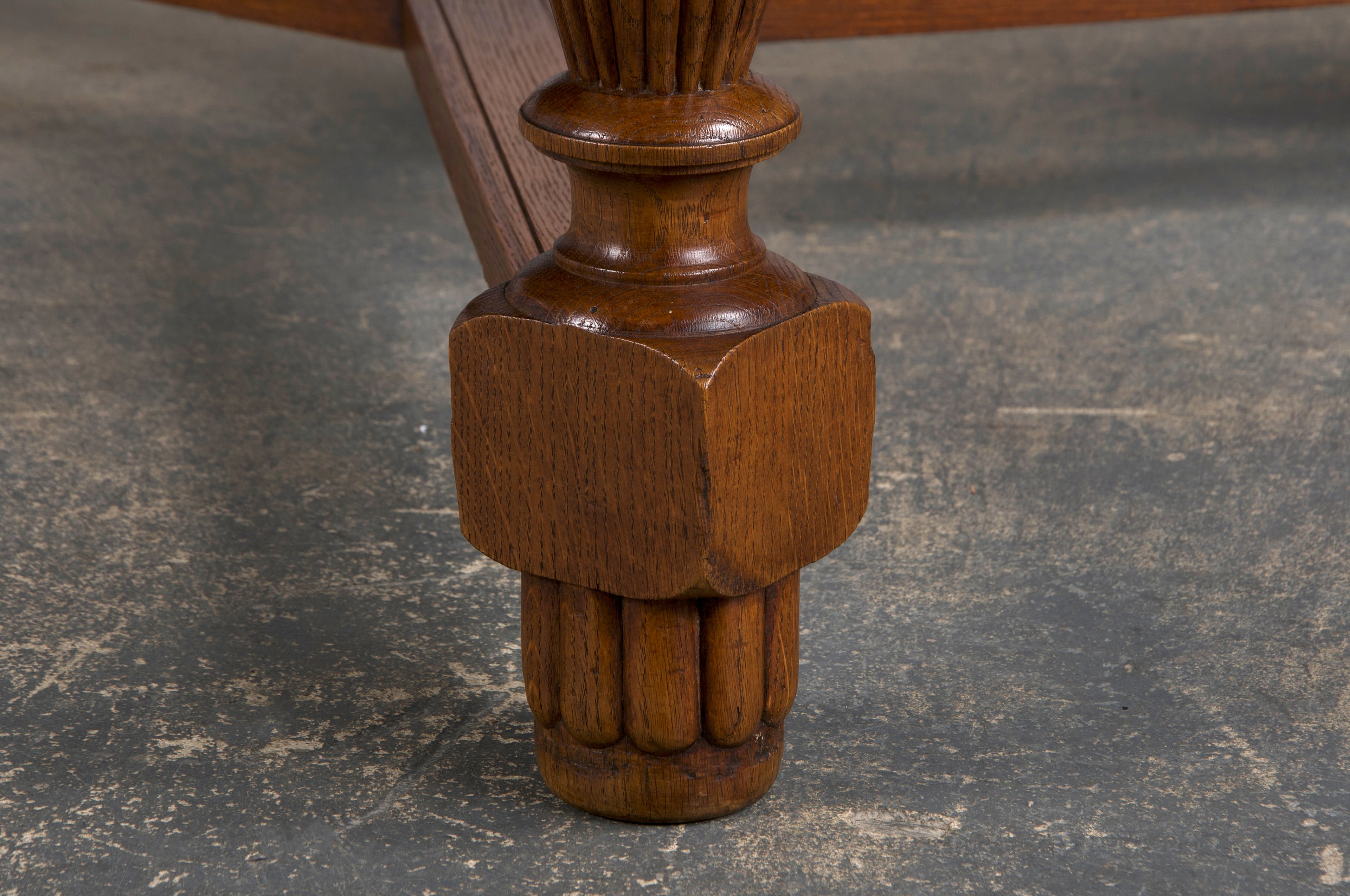 1930s French Art Deco Oak Extendable Dining Table