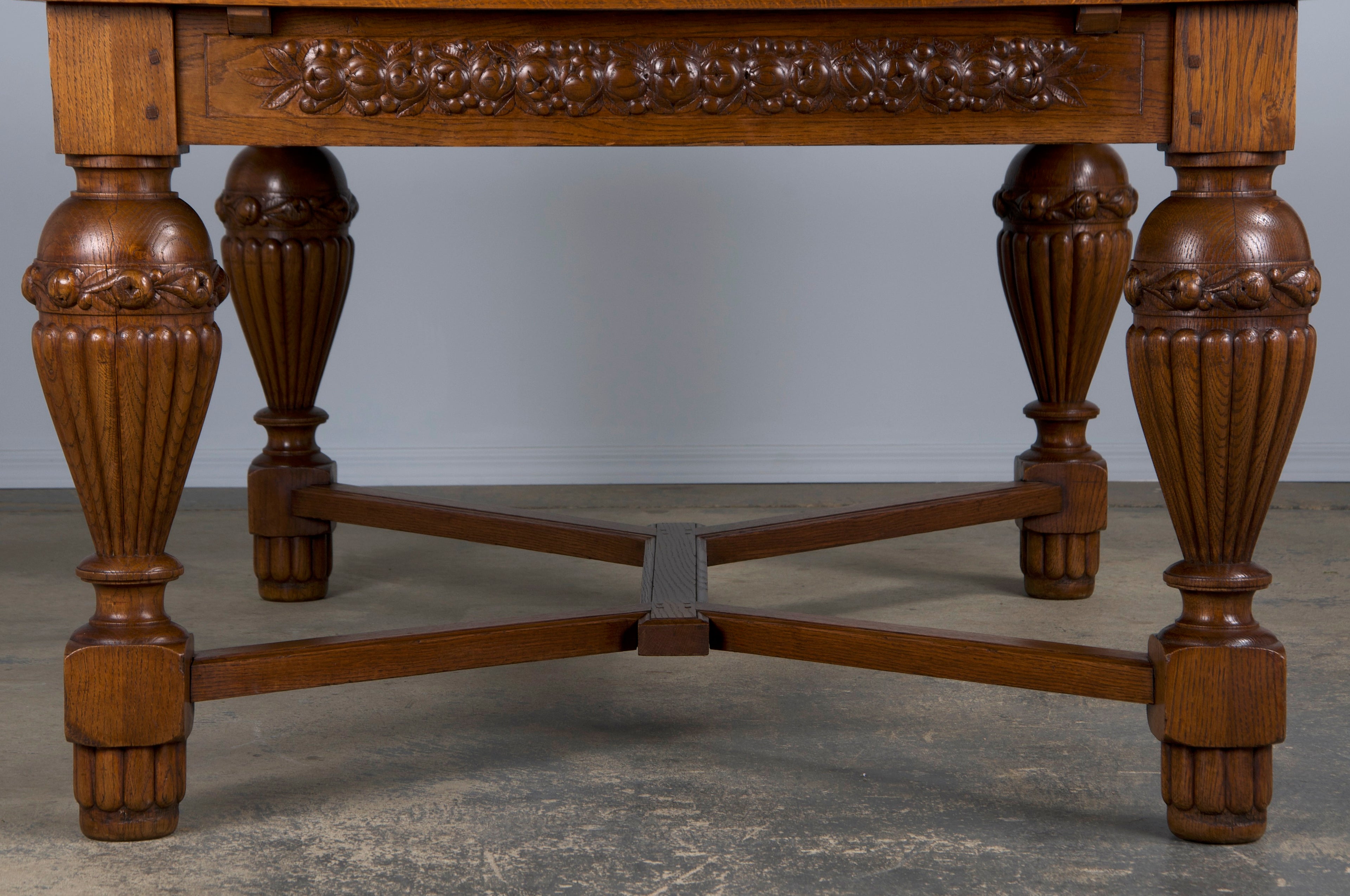 1930s French Art Deco Oak Extendable Dining Table