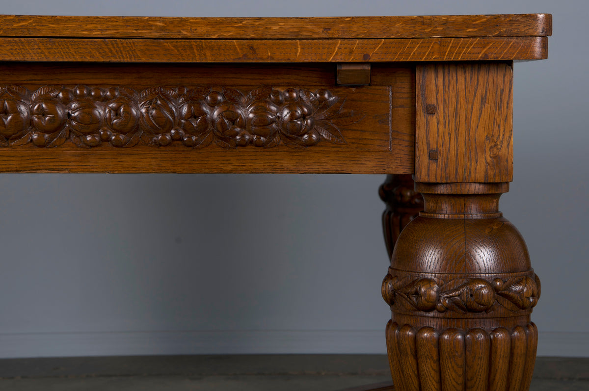 1930s French Art Deco Oak Extendable Dining Table