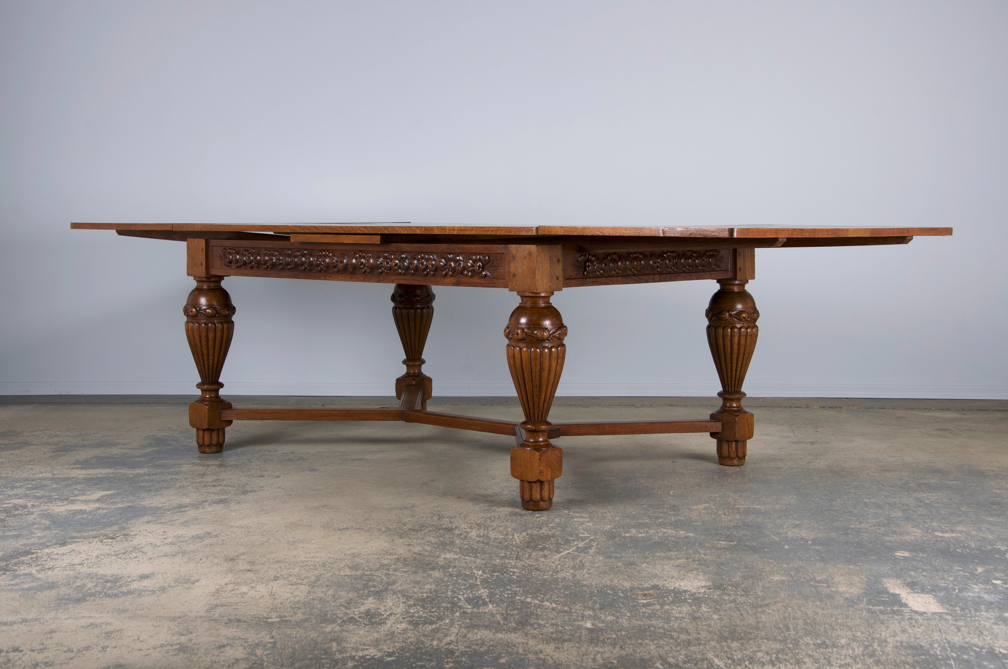 1930s French Art Deco Oak Extendable Dining Table