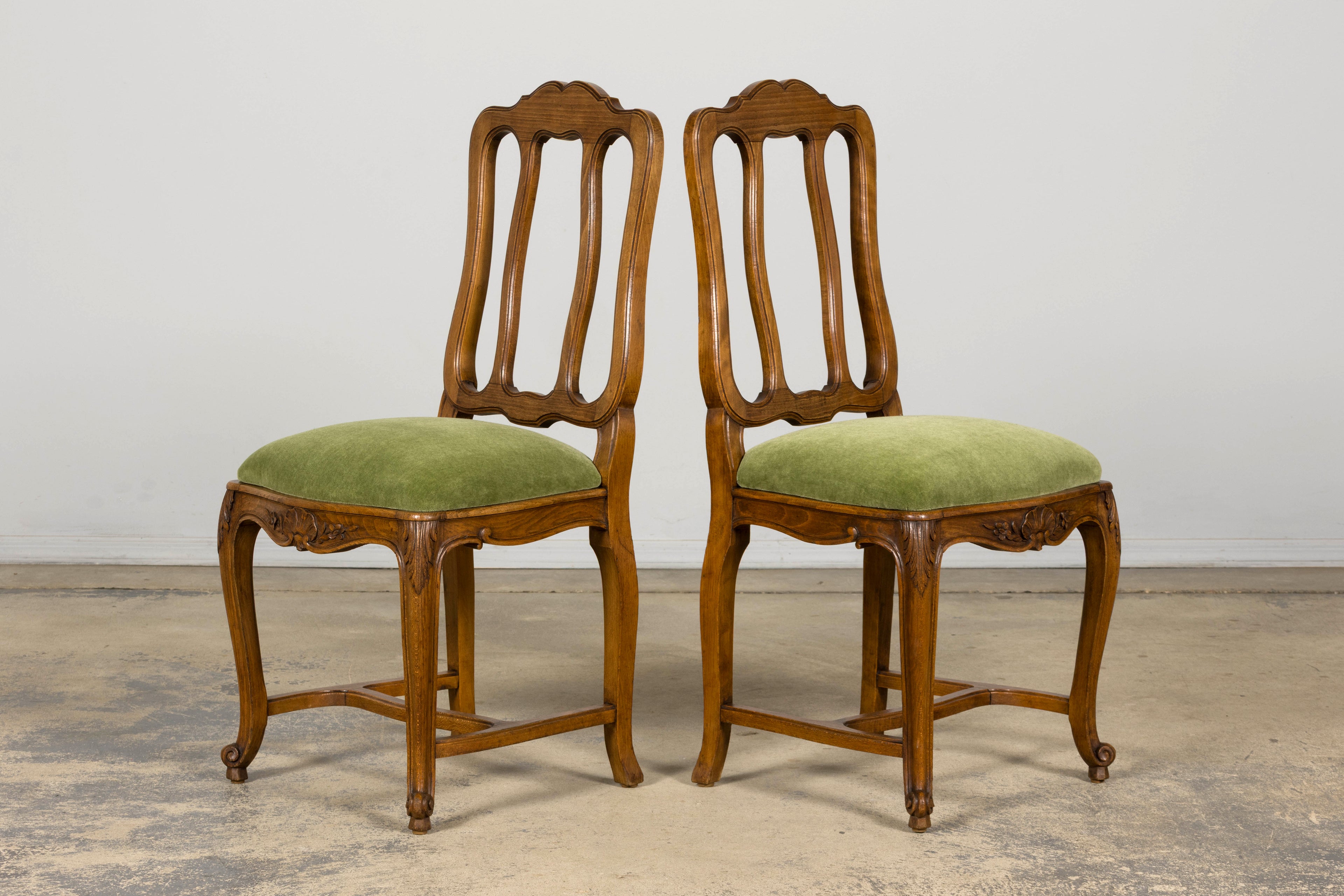 Early 20th Century French Louis XV Walnut Dining Chairs with Moss Green Mohair, Set of 8
