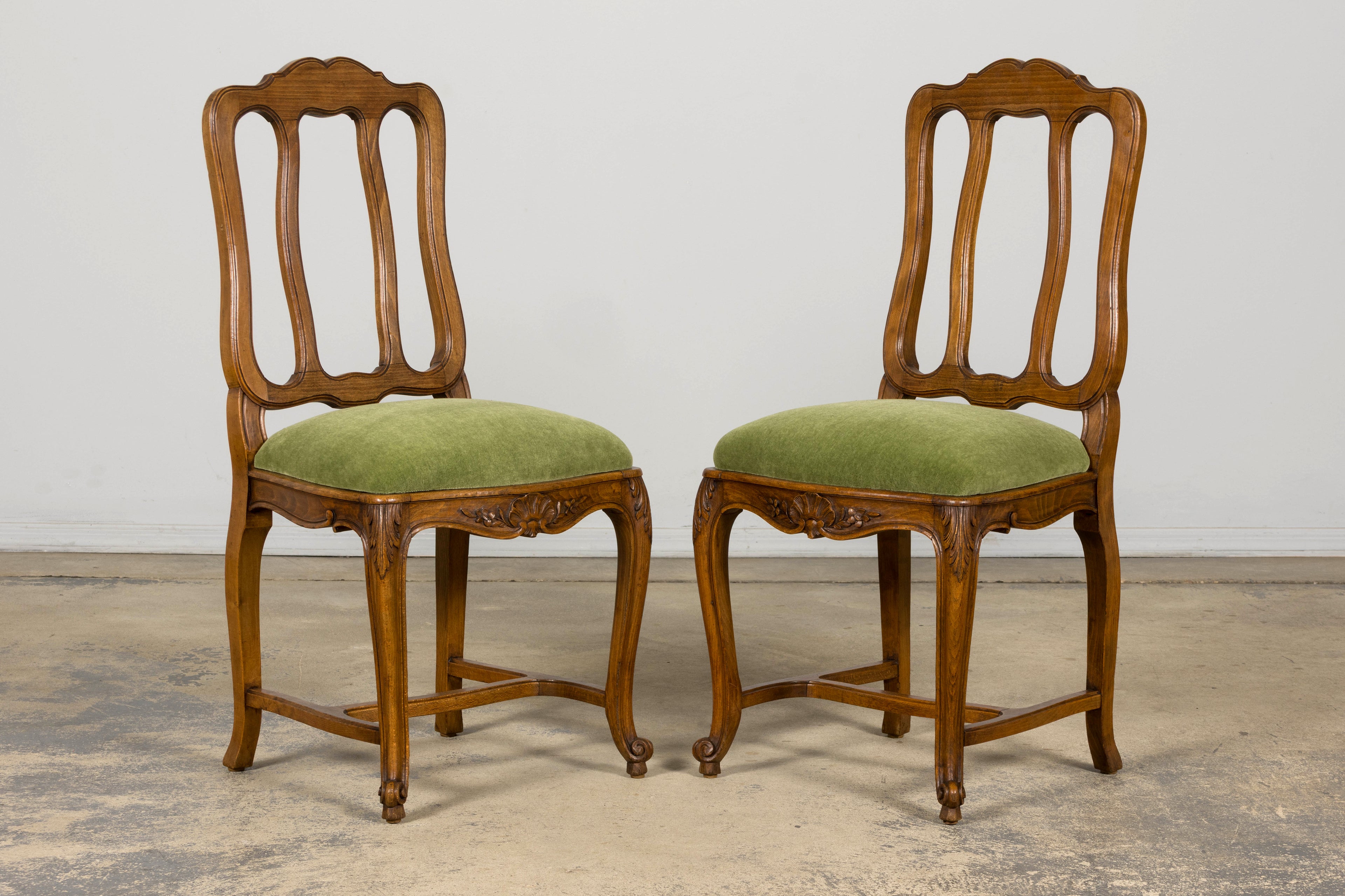 Early 20th Century French Louis XV Walnut Dining Chairs with Moss Green Mohair, Set of 8