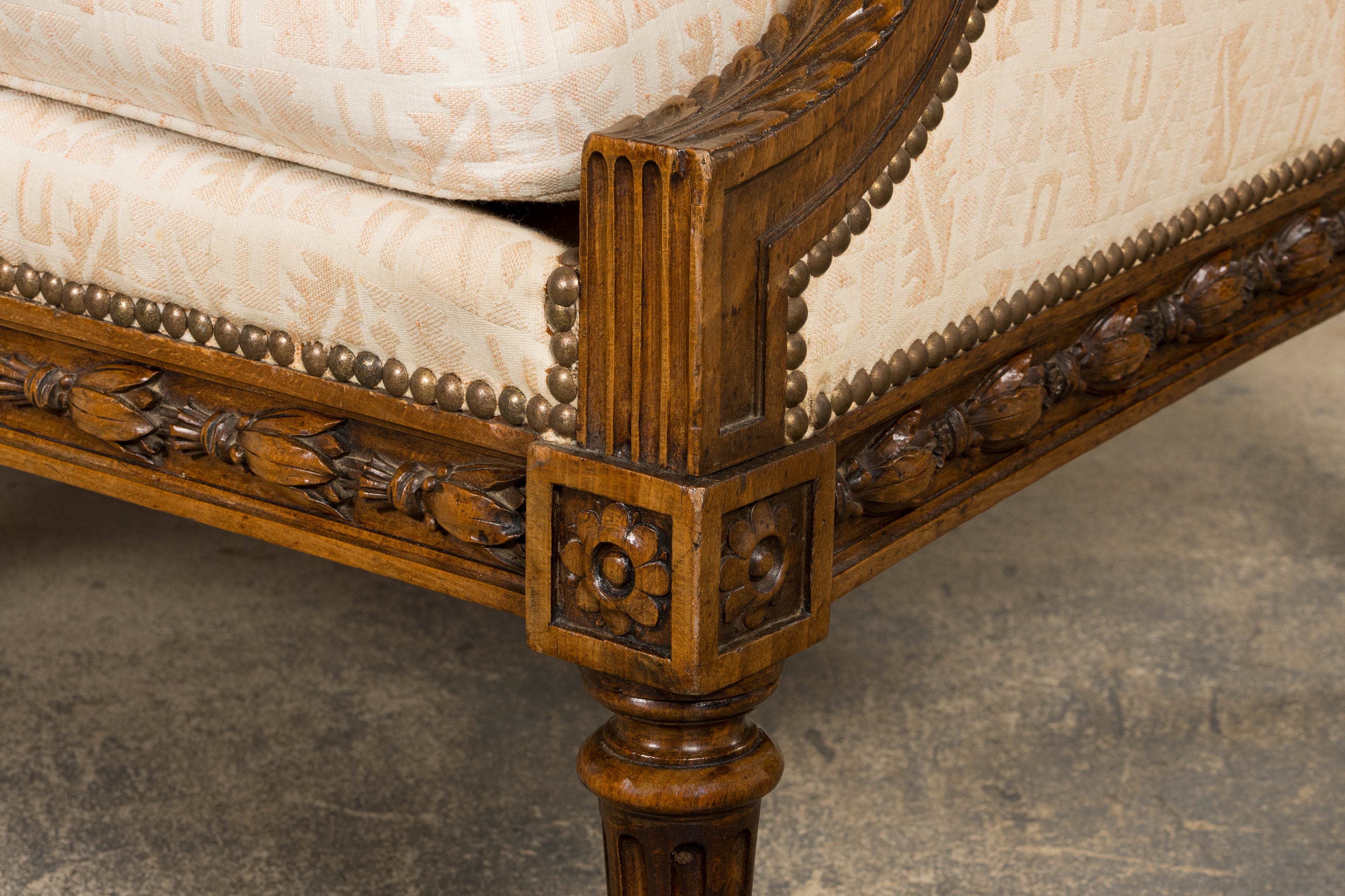 Late 19th Century French Louis XVI Style Oak Canapé in Cream Jacquard