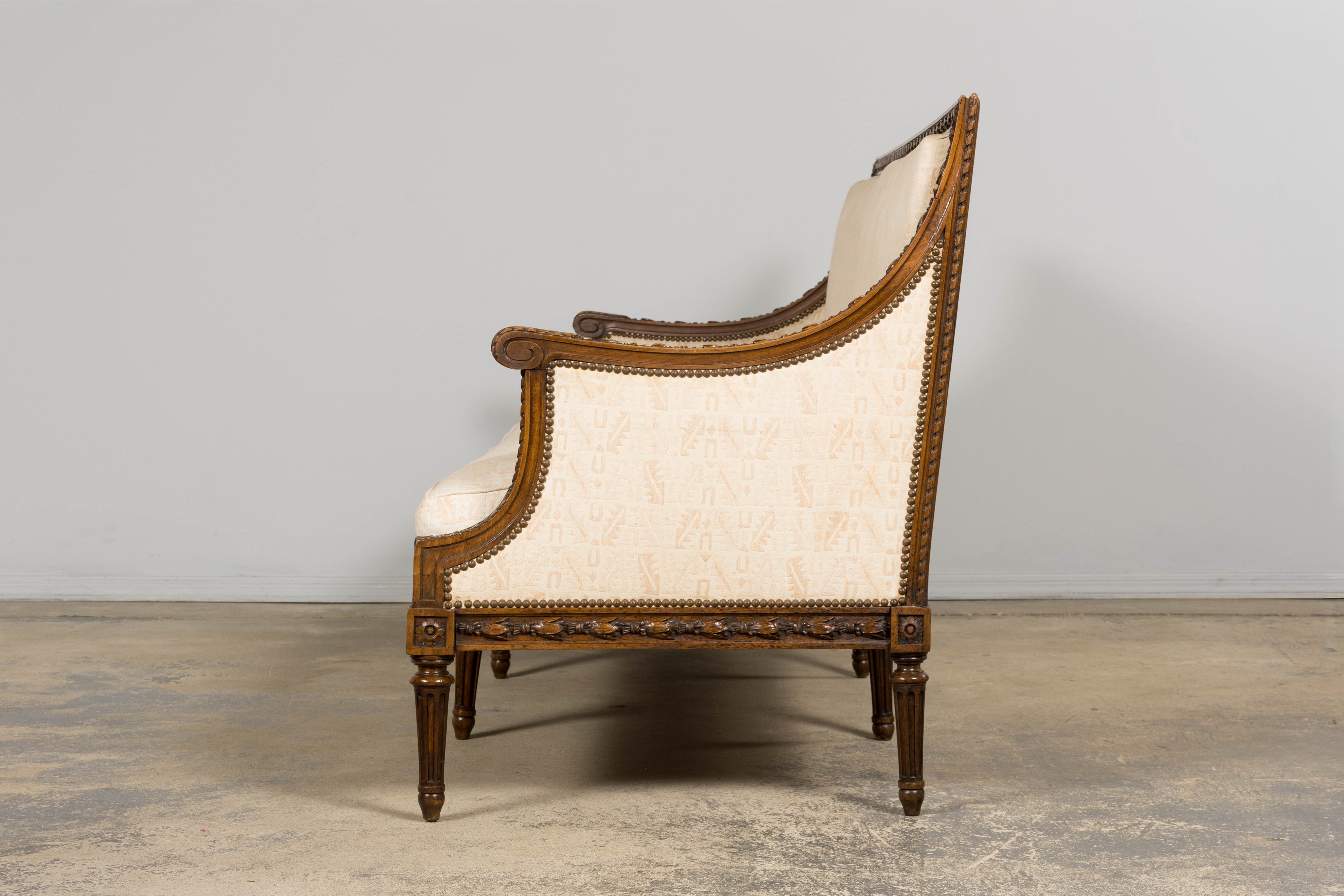 Late 19th Century French Louis XVI Style Oak Canapé in Cream Jacquard