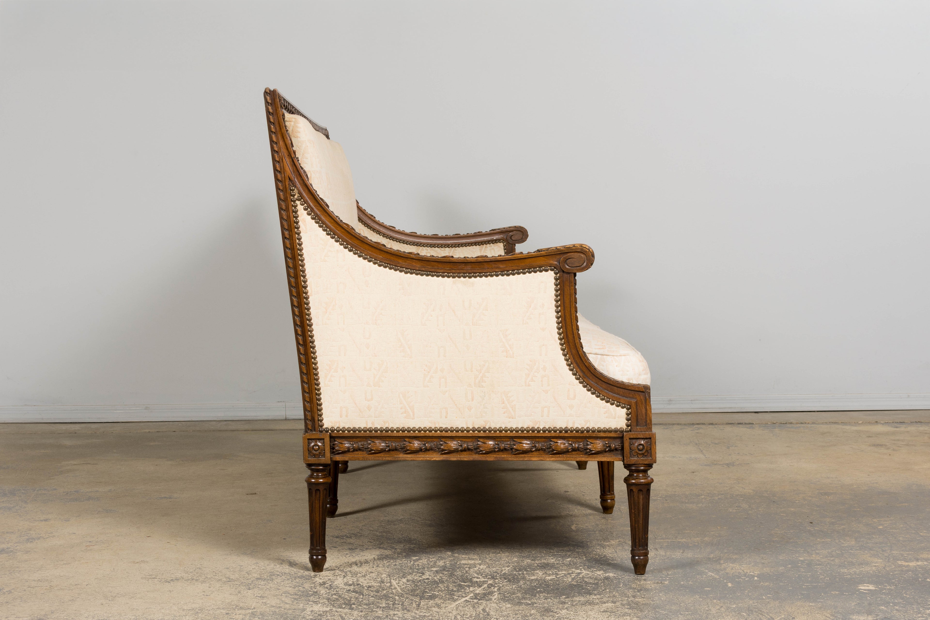Late 19th Century French Louis XVI Style Oak Canapé in Cream Jacquard