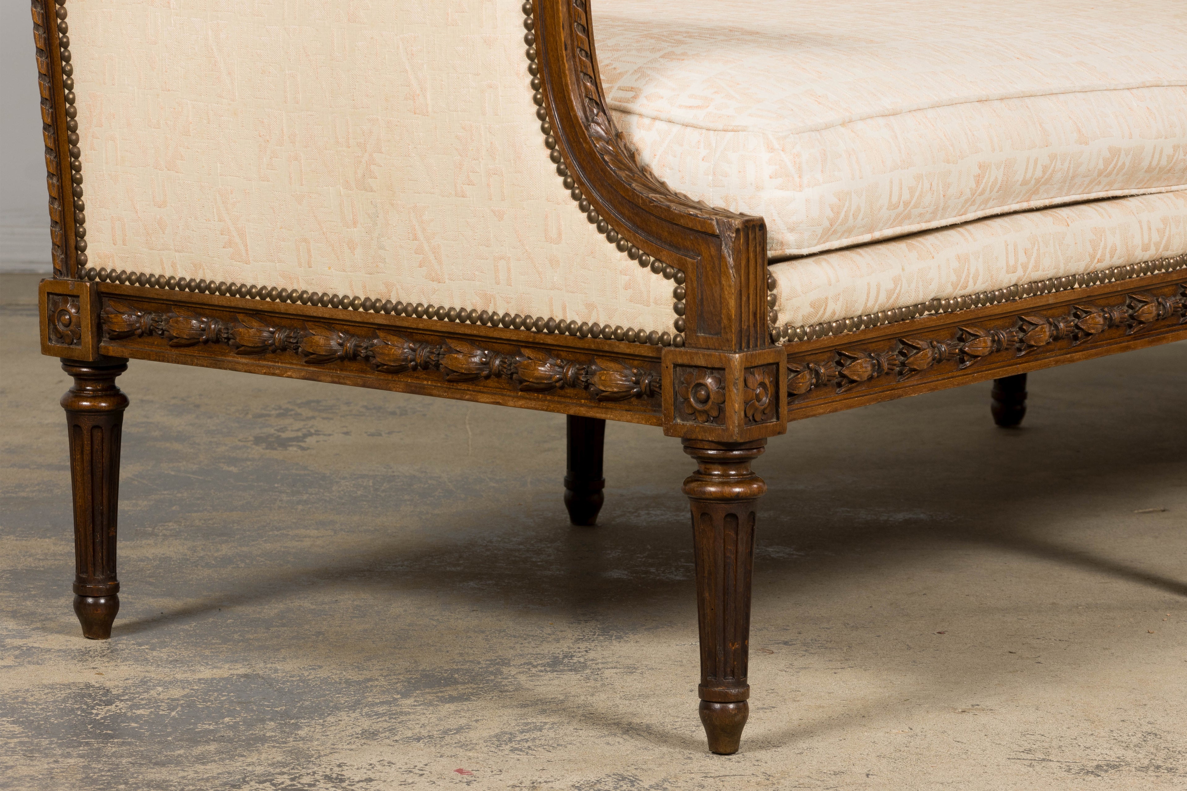 Late 19th Century French Louis XVI Style Oak Canapé in Cream Jacquard