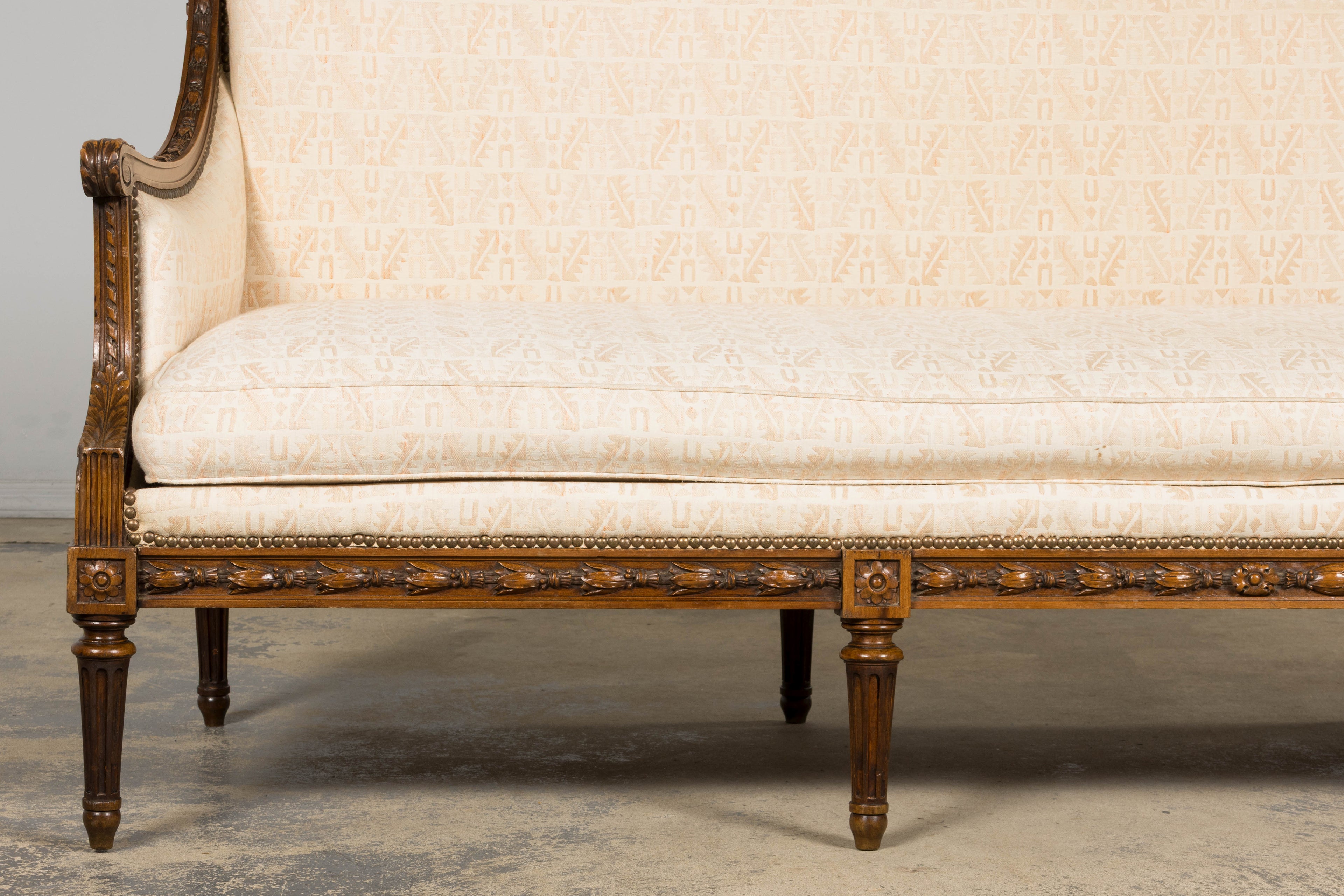 Late 19th Century French Louis XVI Style Oak Canapé in Cream Jacquard
