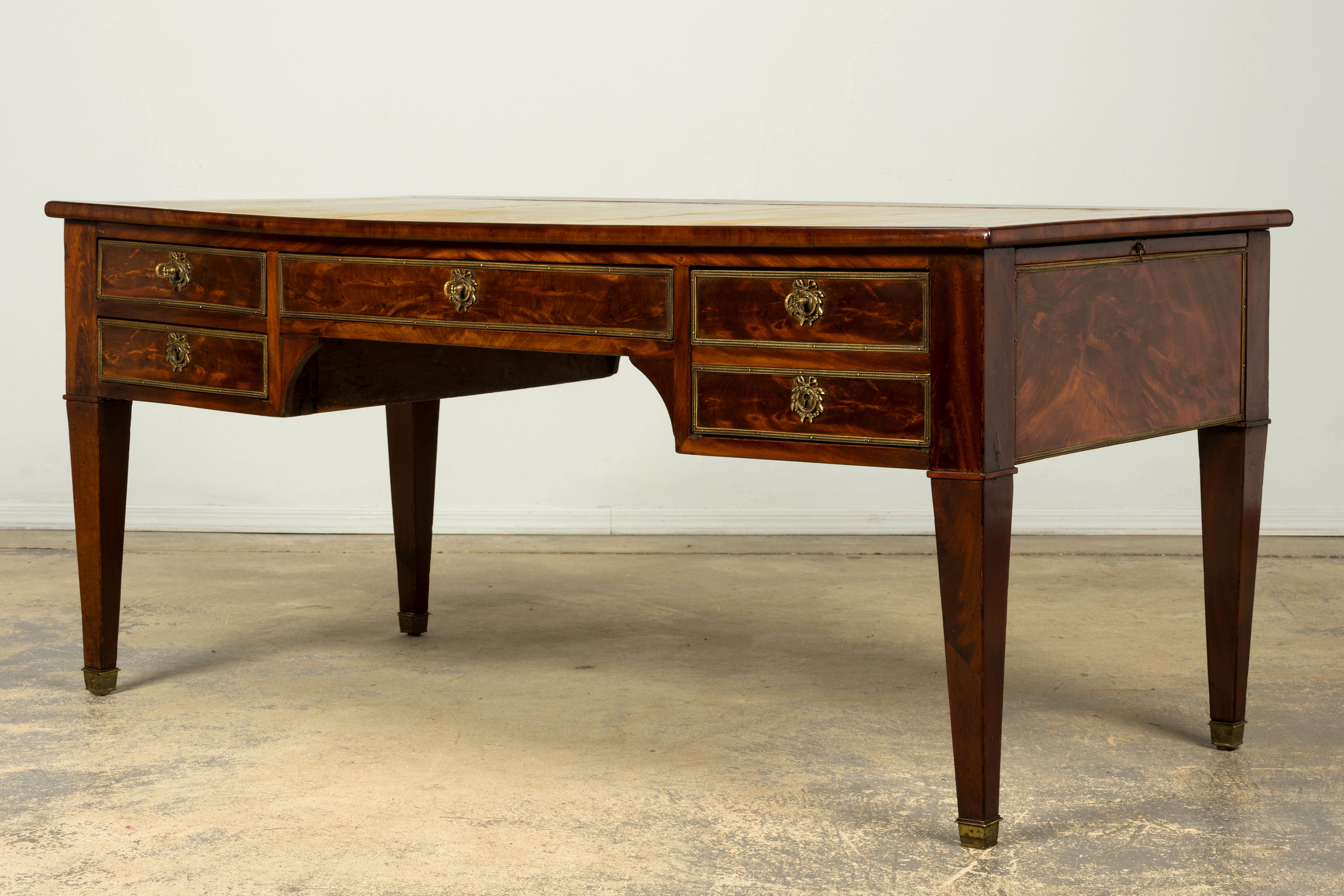 Mid-19th Century French Neoclassical Mahogany Bureau Plat Desk With Chartreuse Leather