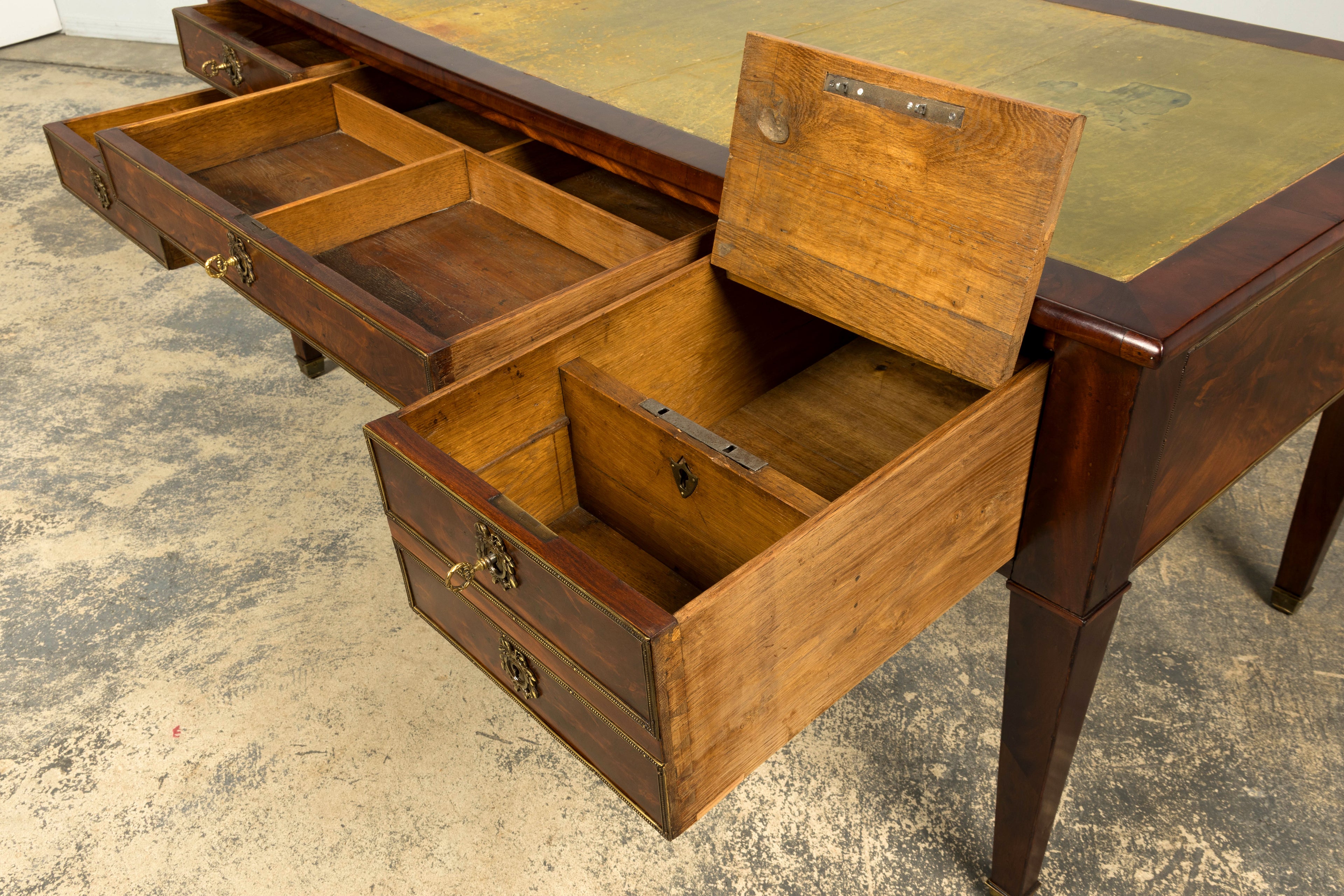 Mid-19th Century French Neoclassical Mahogany Bureau Plat Desk With Chartreuse Leather