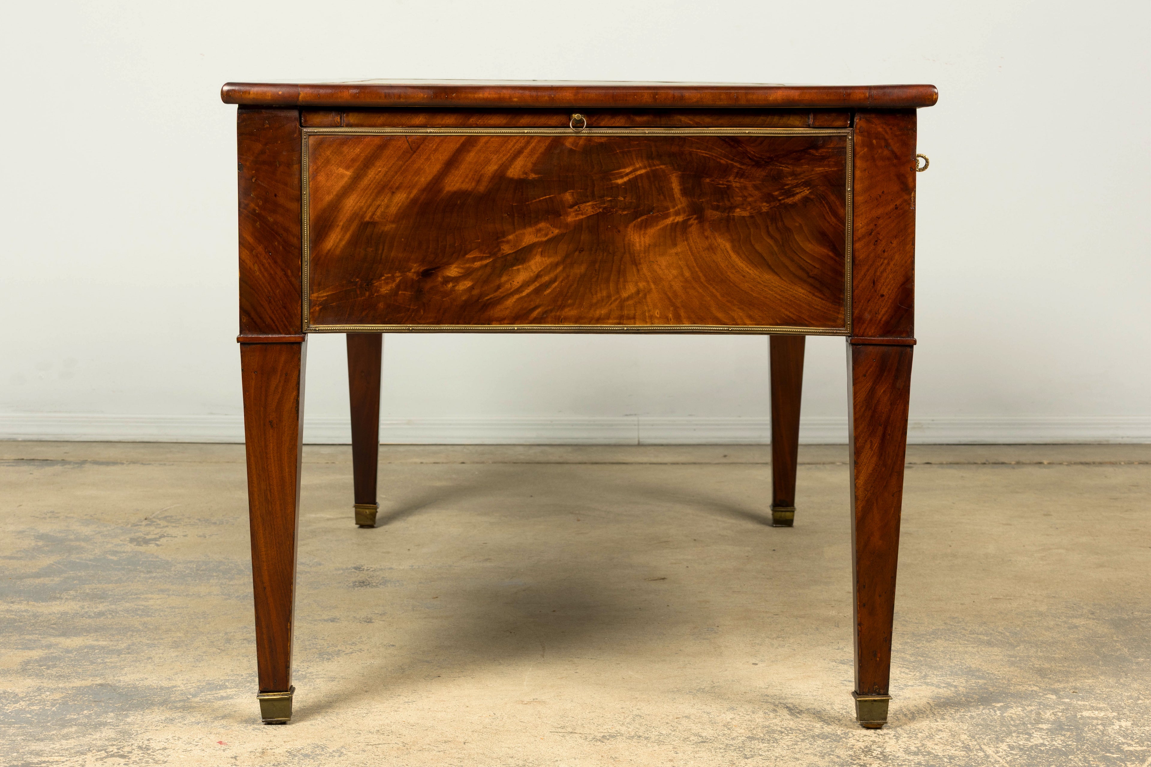 Mid-19th Century French Neoclassical Mahogany Bureau Plat Desk With Chartreuse Leather