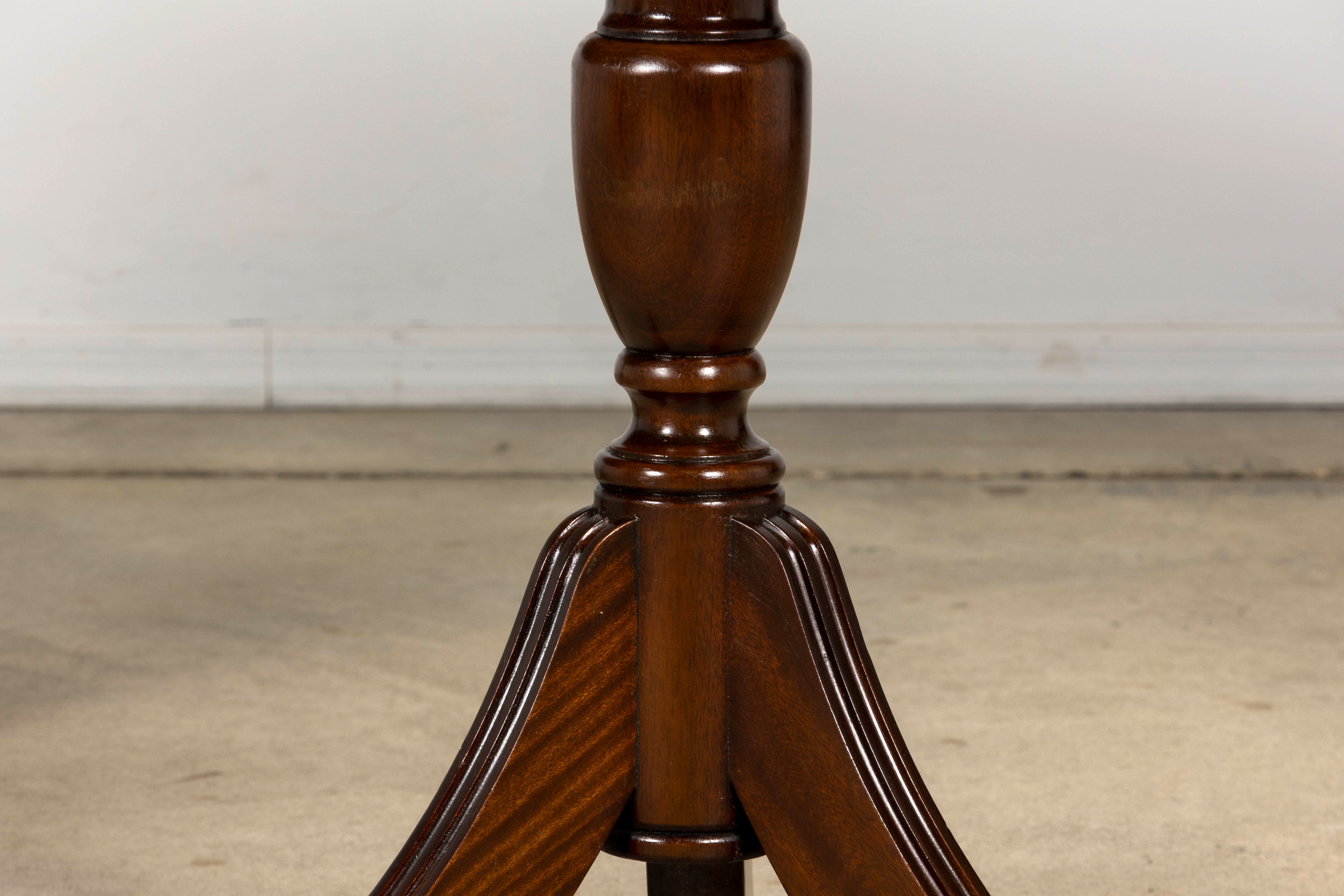 Mid-Century English Georgian Style Mahogany Double Pedestal Extendable Dining Table