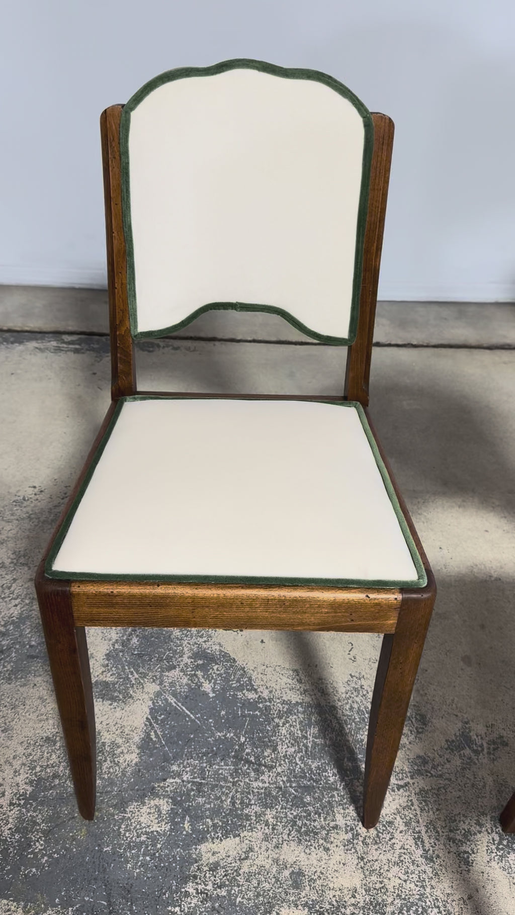 Set of Six 1930s French Art Deco Scalloped Backs Dining Chairs in Maple & Velvet