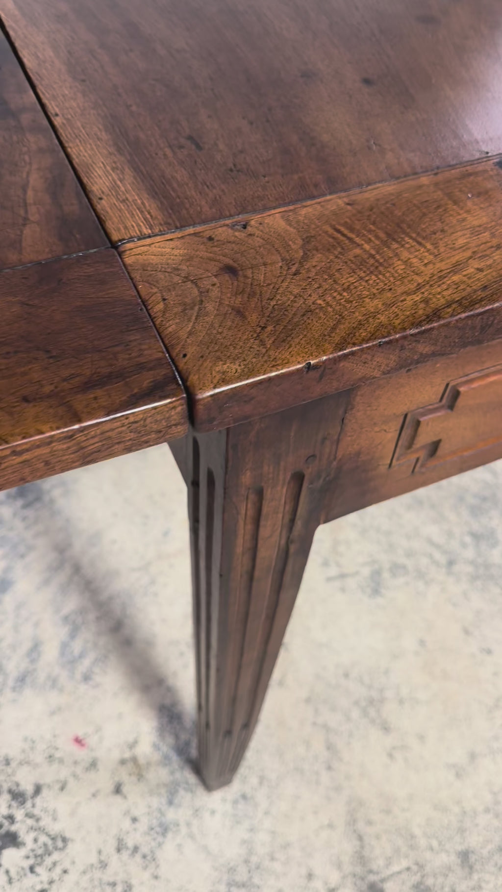 19th Century French Neoclassical Louis XVI Walnut Extending Dining Table