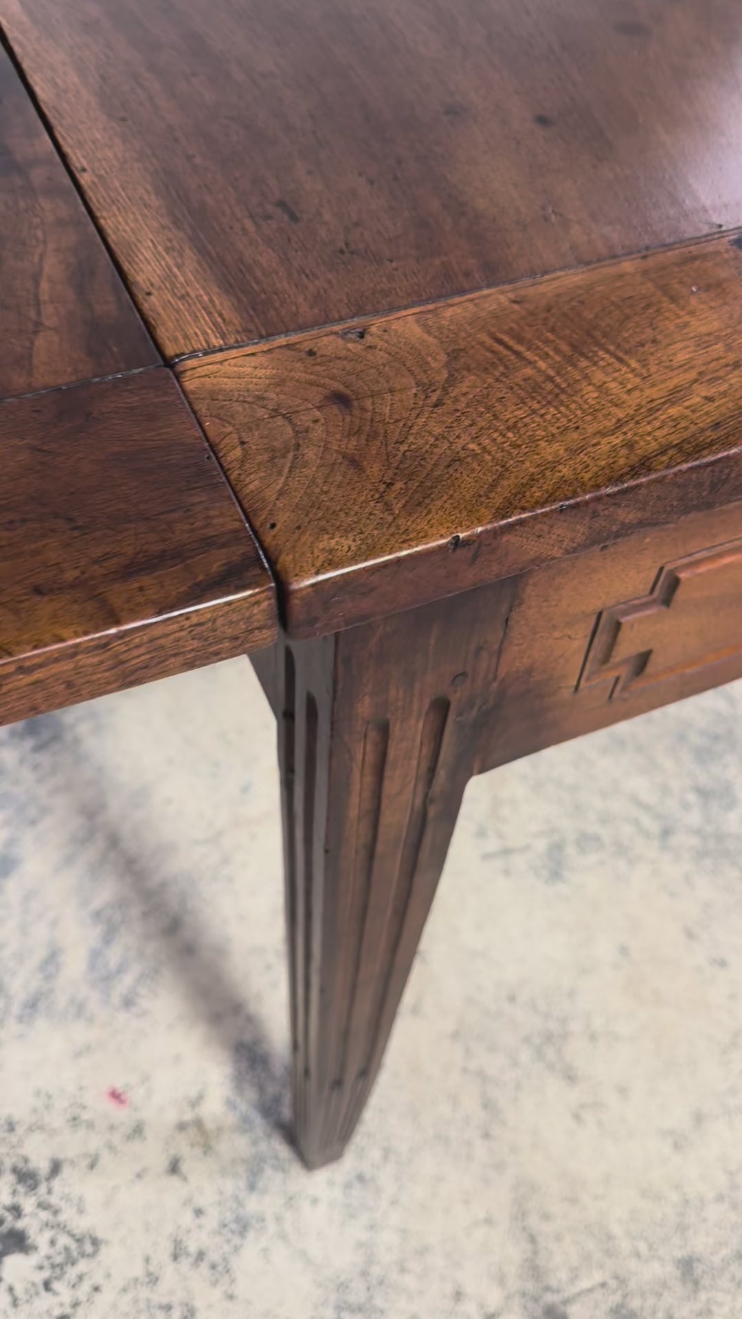 19th Century French Neoclassical Louis XVI Walnut Extending Dining Table