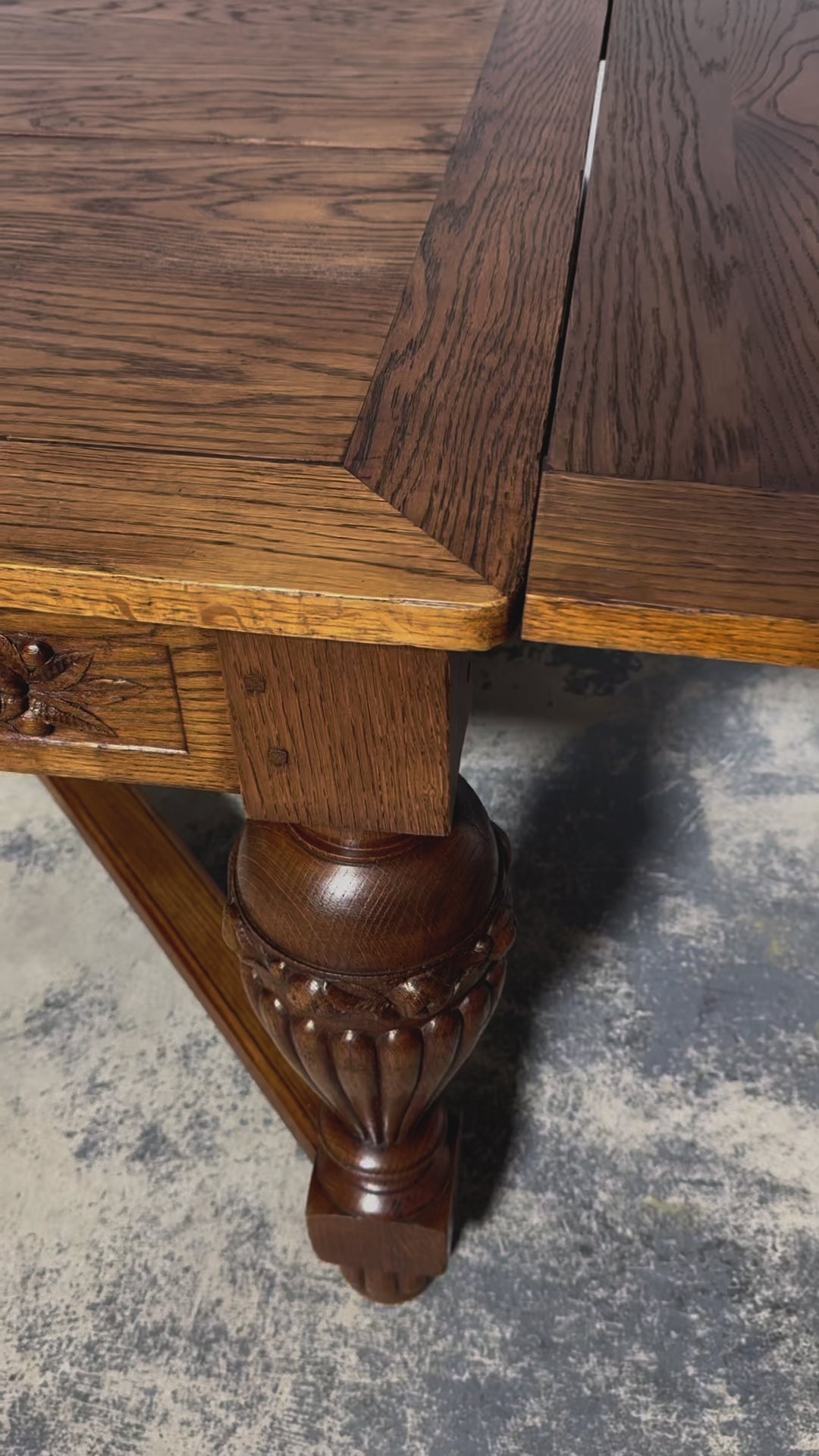1930s French Art Deco Oak Extendable Dining Table
