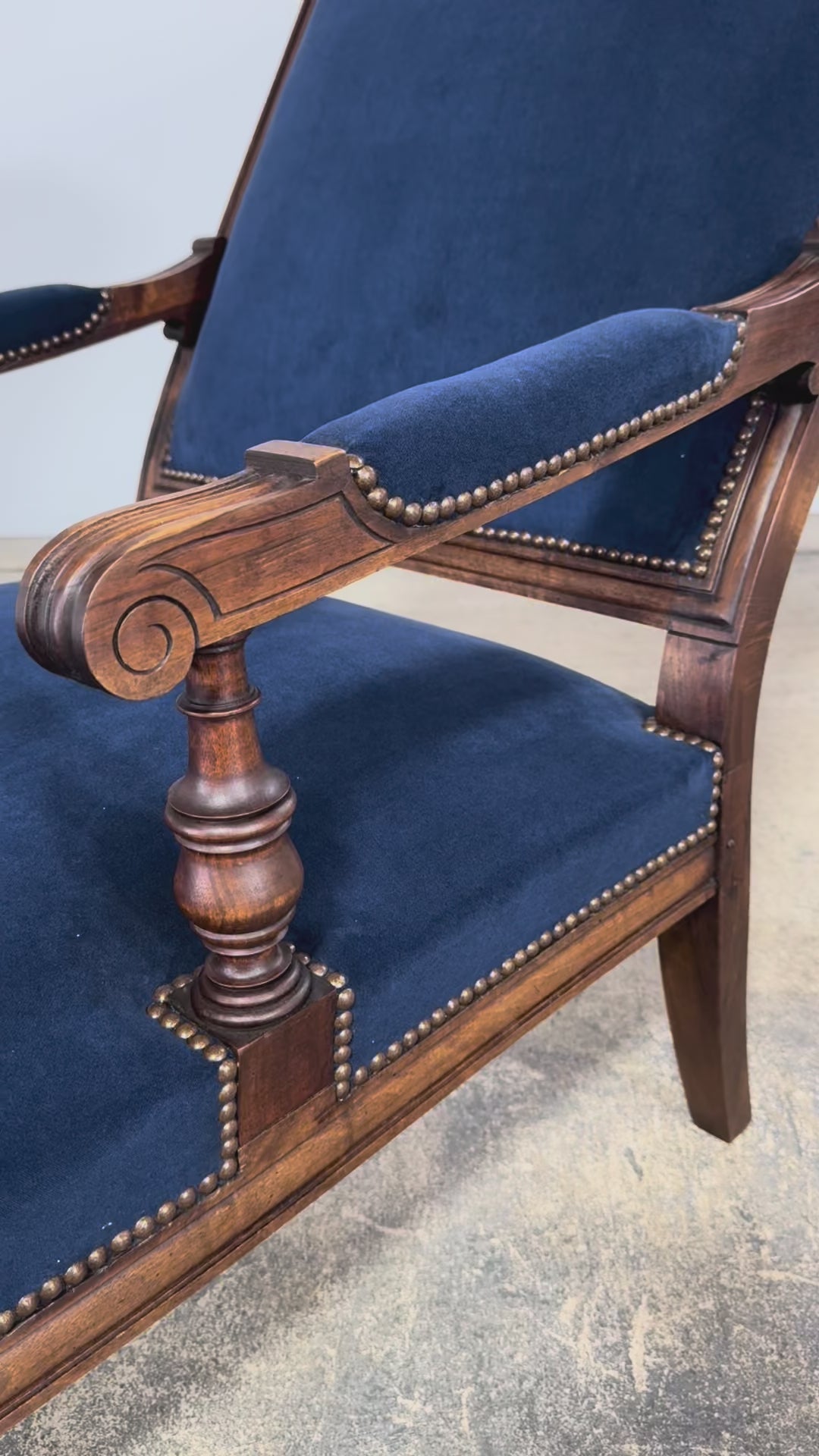 19th Century French Napoleon III Walnut Chaise Lounge in Blue Velvet